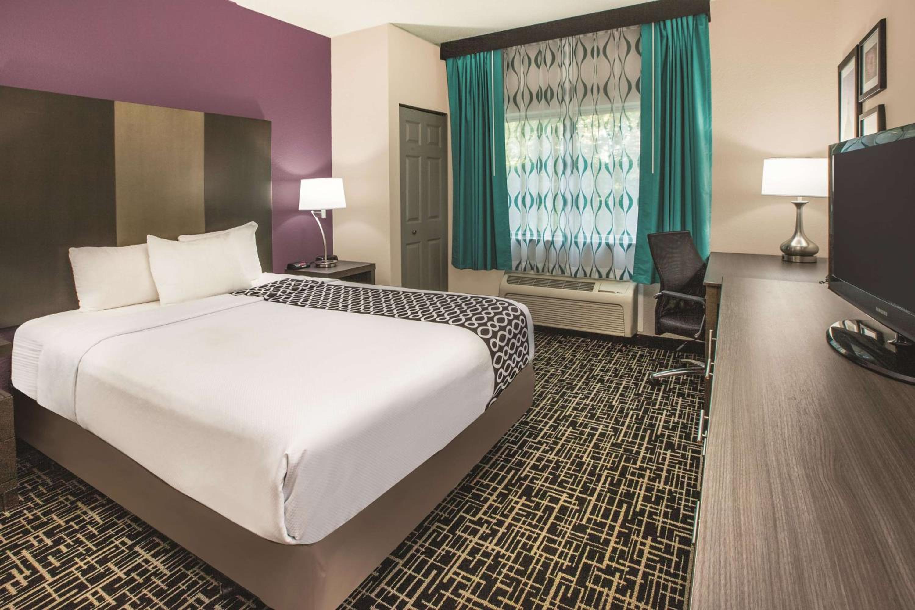 Queen Room with Mobility/Hearing Access - Non-Smoking - Photo 1