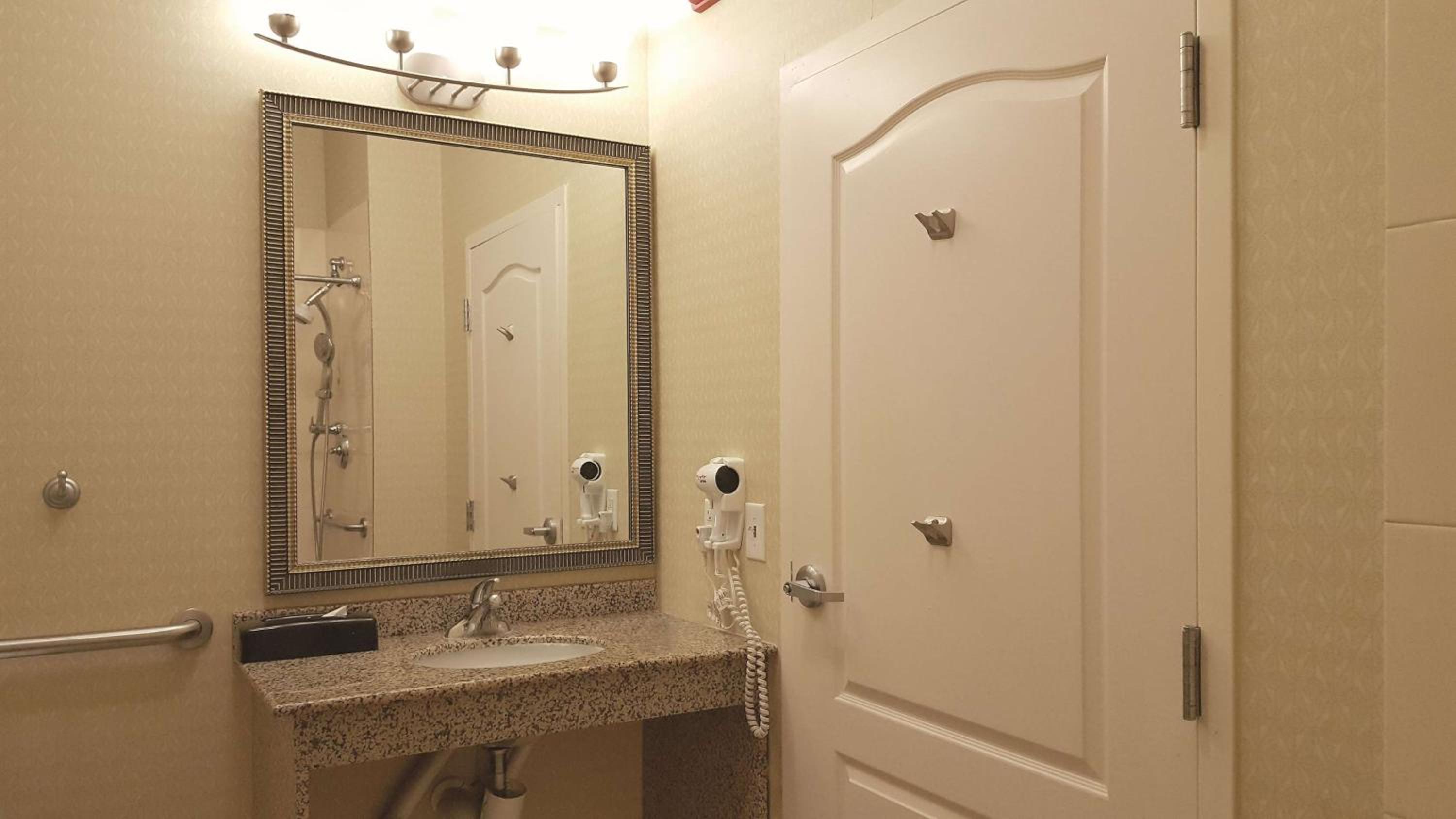 Deluxe King Room with Mobility/Hearing Impaired Access - Non-Smoking - Photo 7