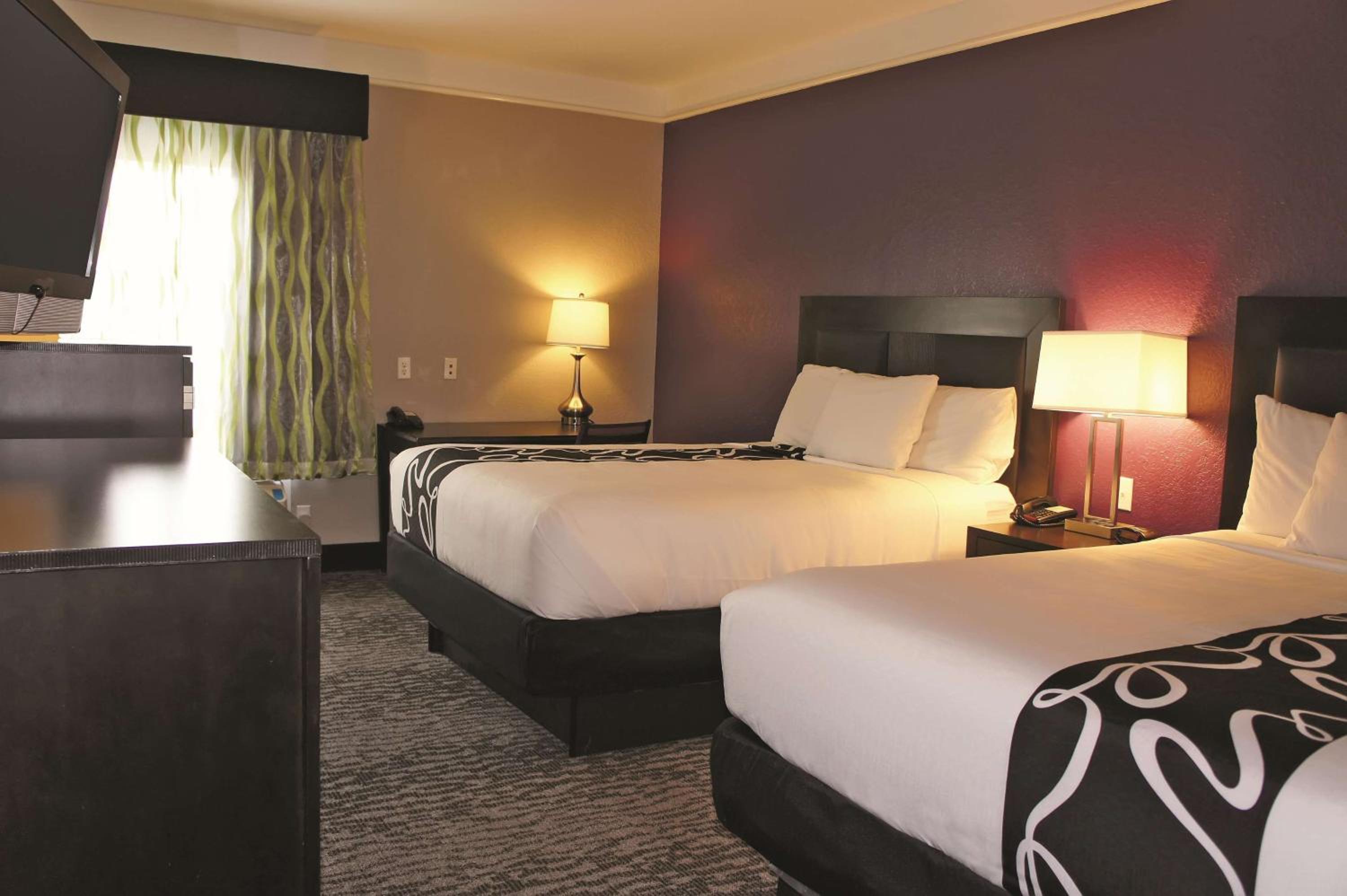 Deluxe Queen Room with Two Queen Beds - Photo 4