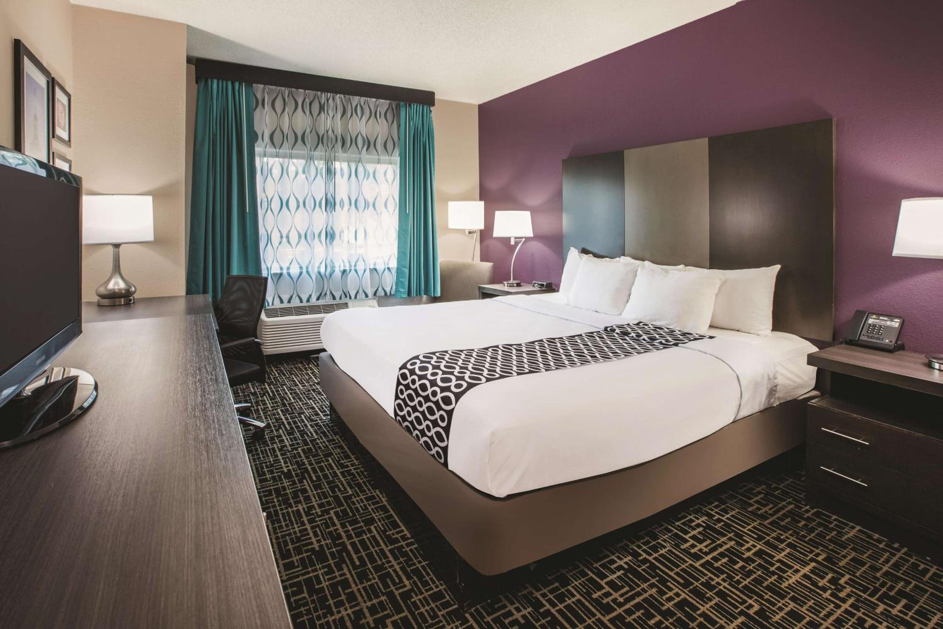Deluxe King Room - Photo 4