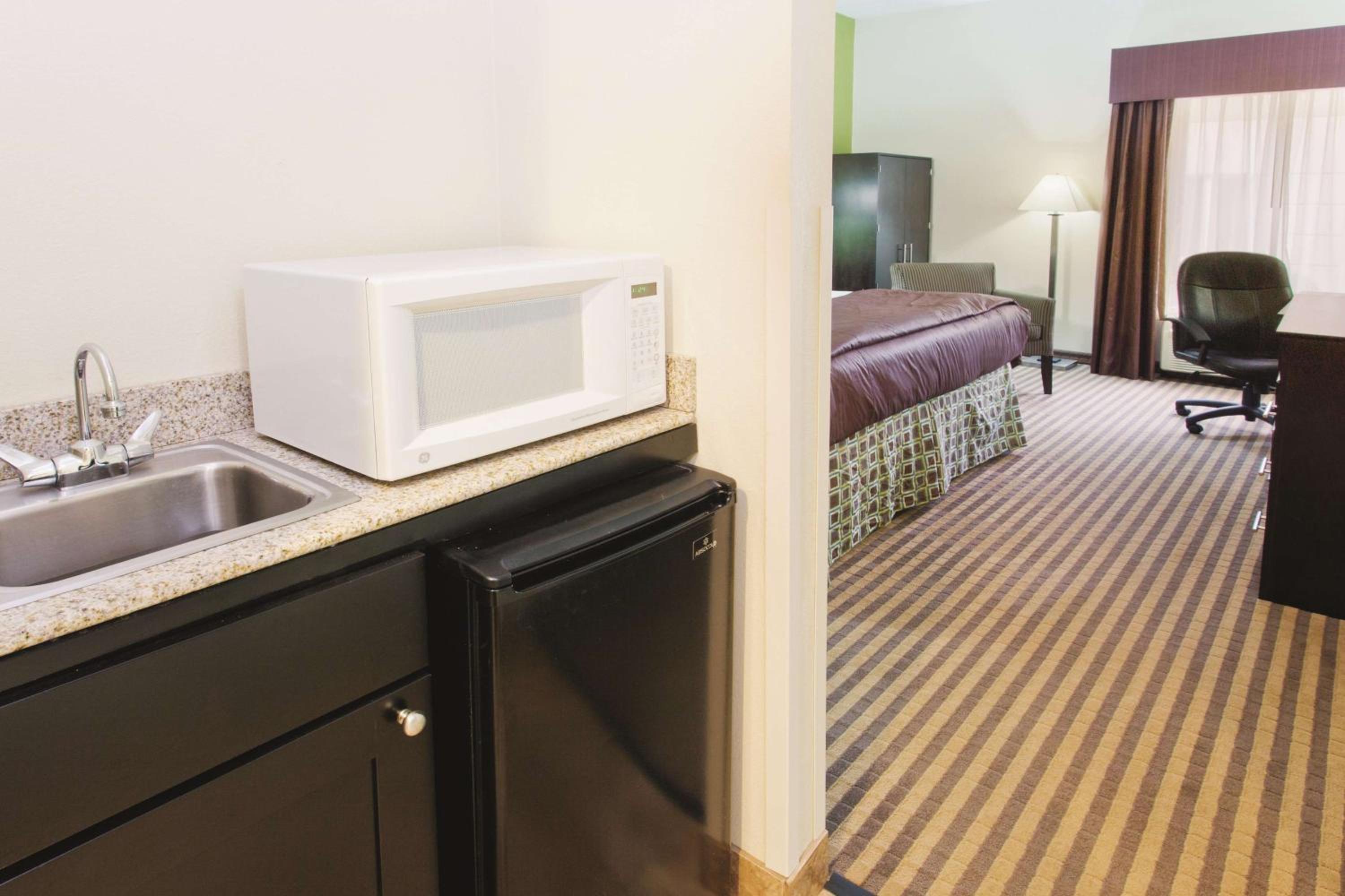 Deluxe King Room -Non-Smoking - Photo 2