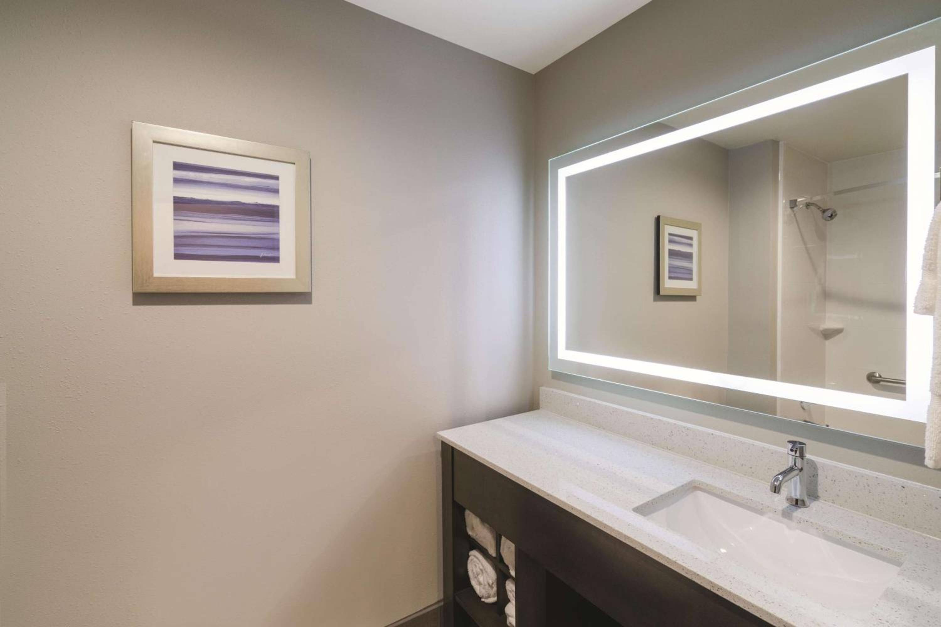Queen Room with Two Queen Beds - Mobility Access/Non-Smoking photo 3