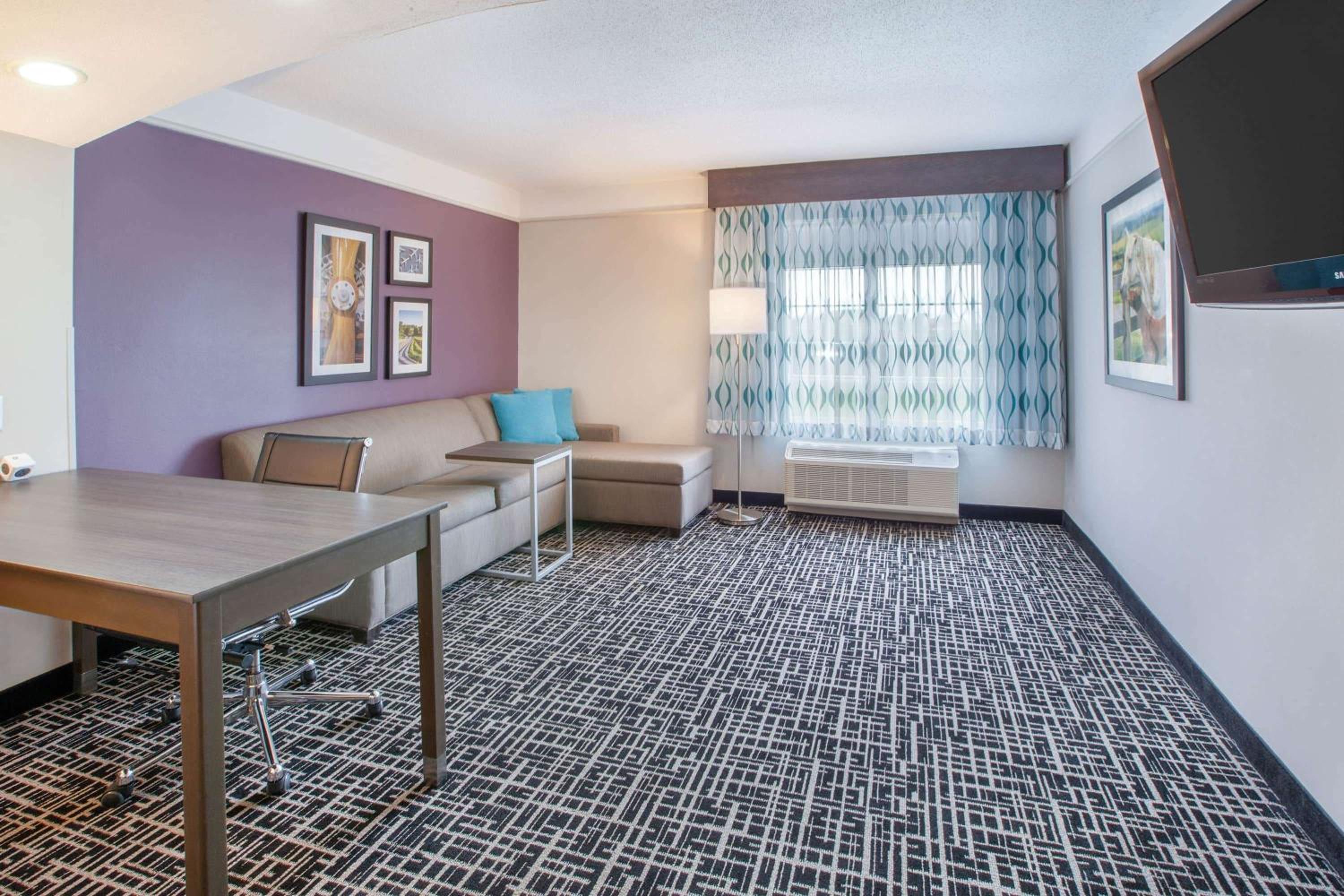 Deluxe King Room - Photo 3
