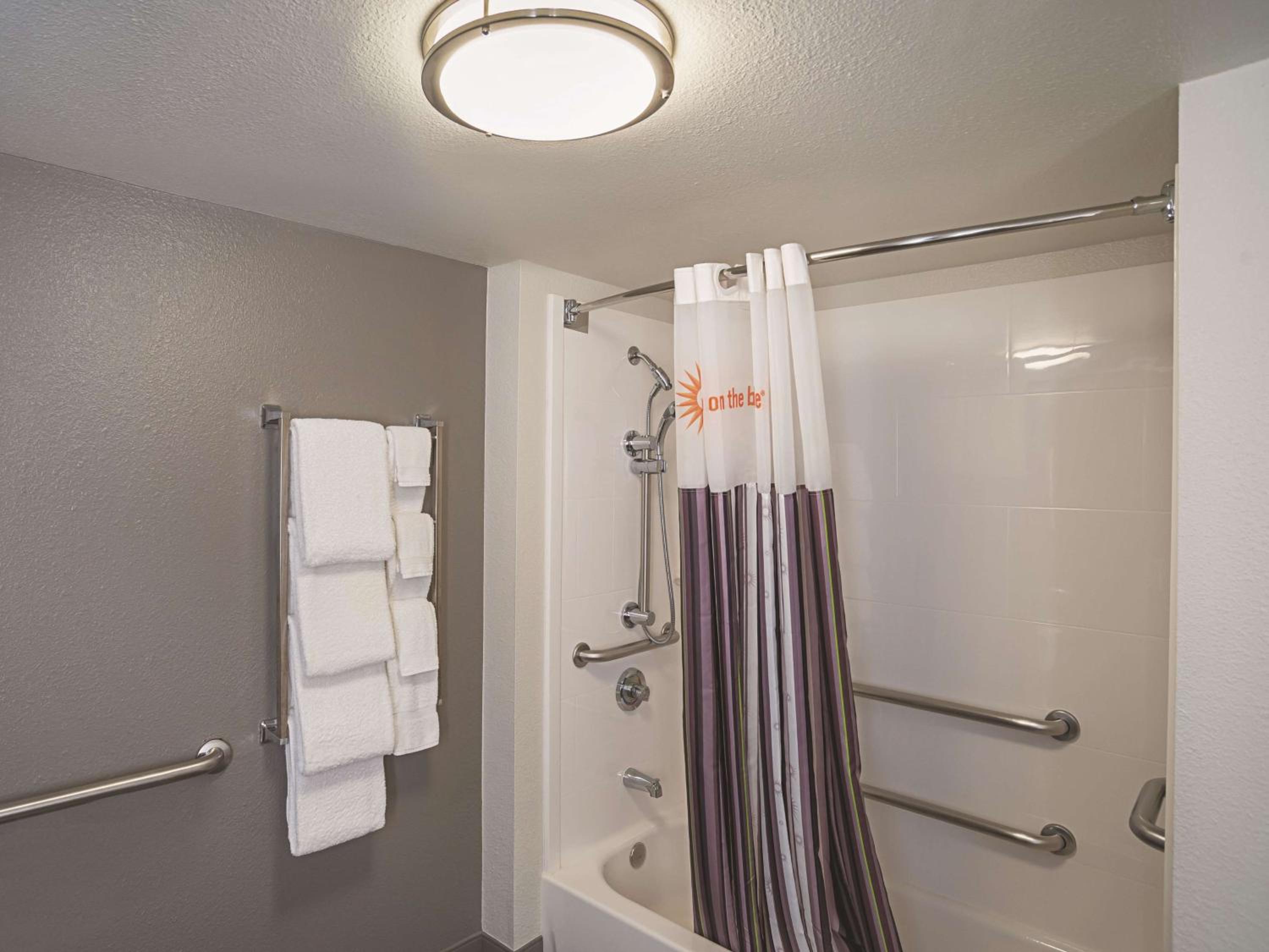 1 King Bed, One-Bedroom Mobility Accessible Suite, Tub w/ Grab Bars Non-Smoking - Photo 5