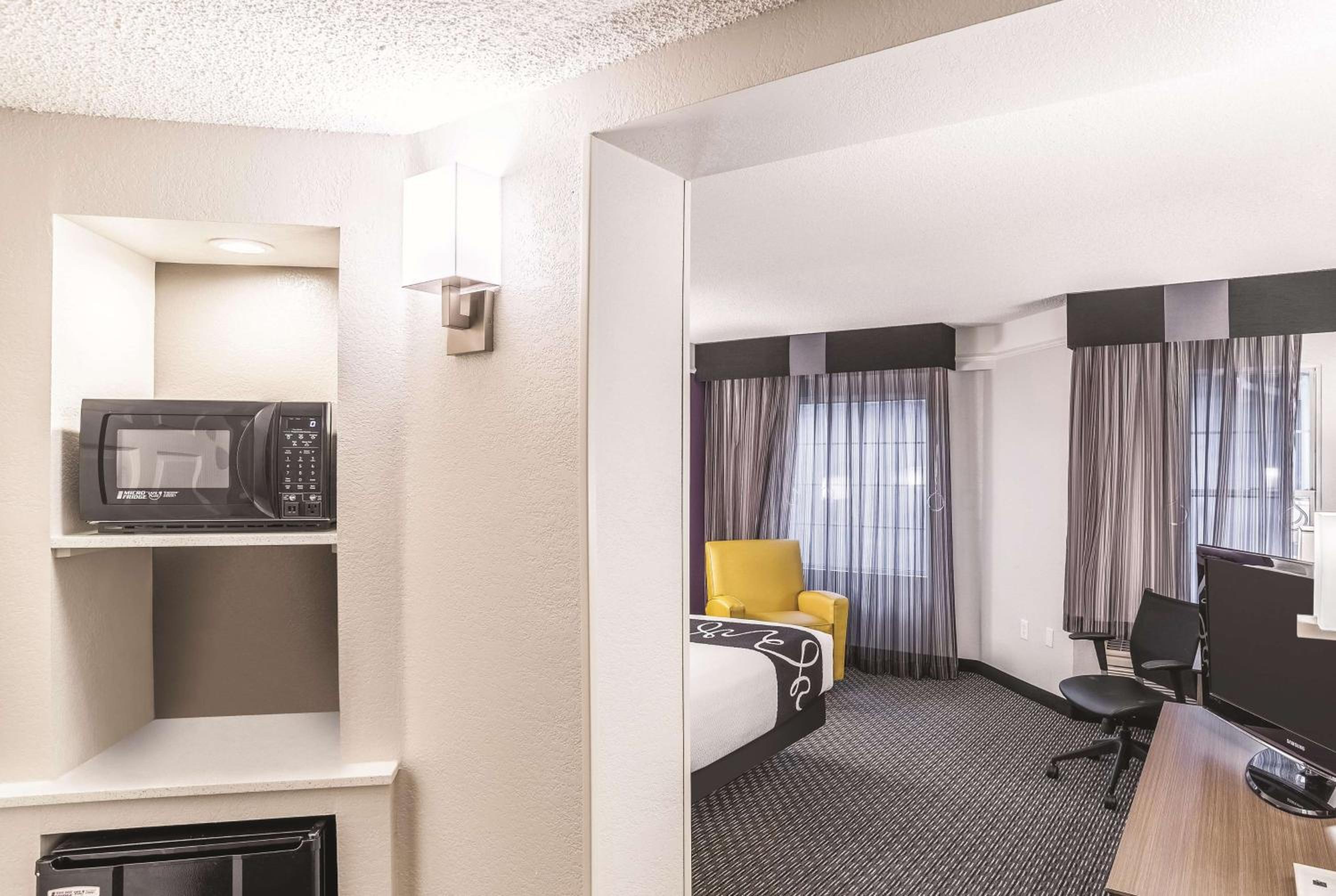 King Room with Roll-in Shower - Mobility Access/Non-Smoking