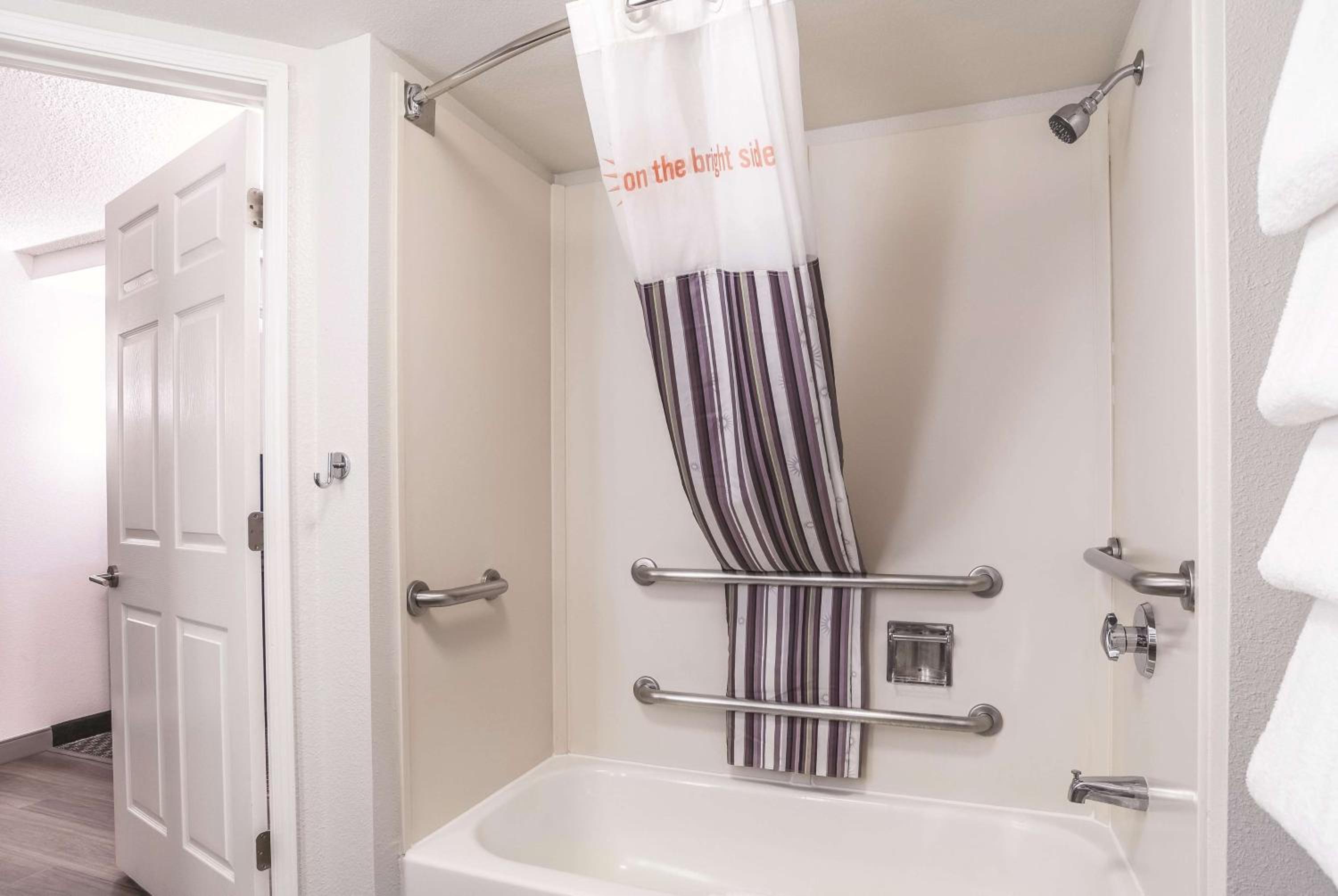 1 King Bed, One-Bedroom Mobility Accessible Suite, Tub w/ Grab Bars Non-Smoking - Photo 4