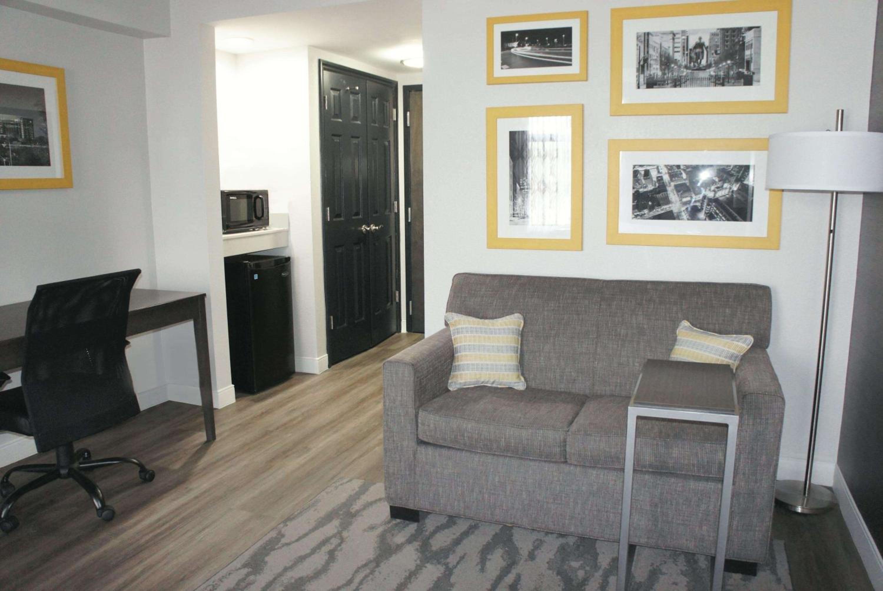 King Room - Non-Smoking - Photo 10