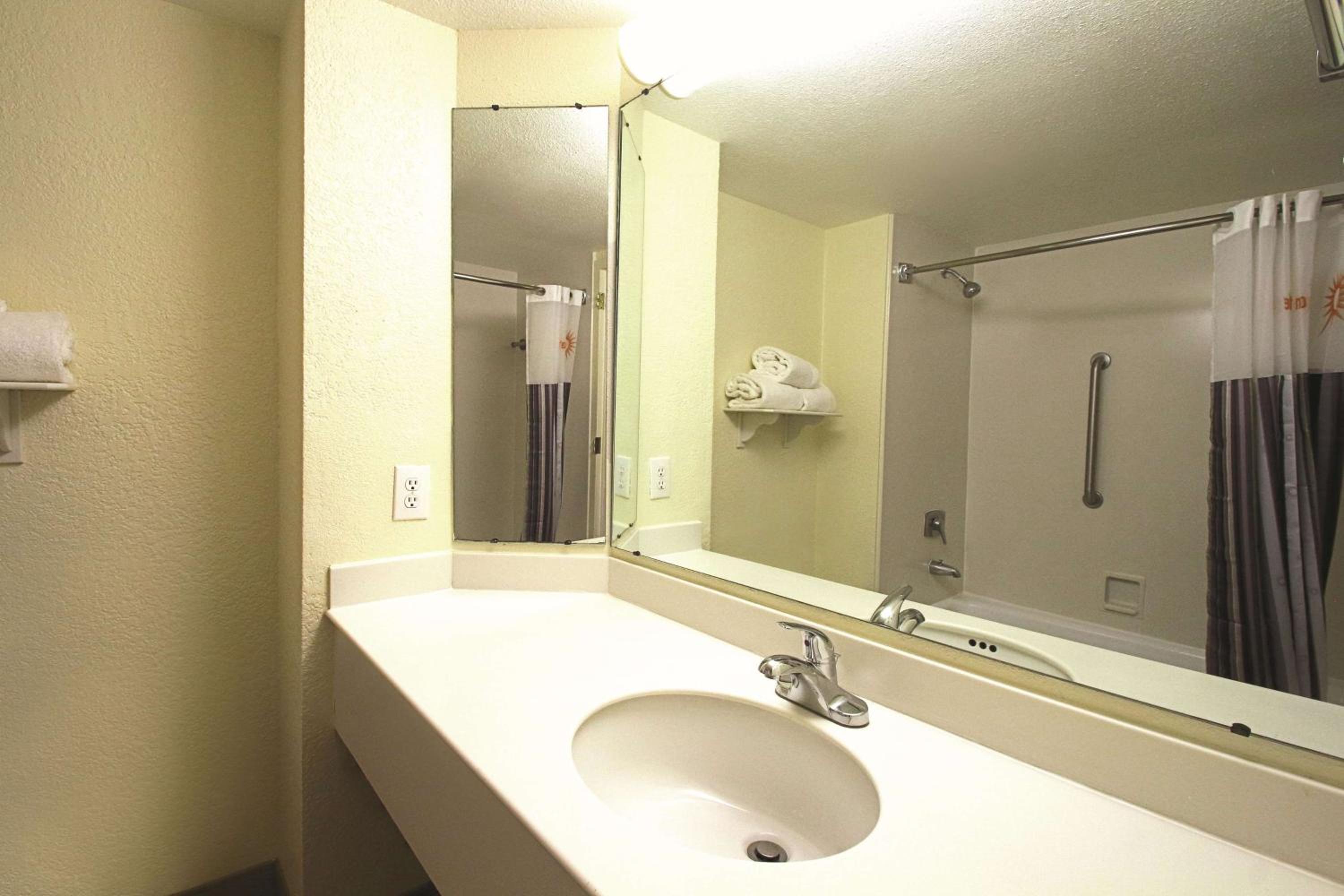 Double Room with Two Double Beds - Pet Friendly/Non-Smoking photo 2