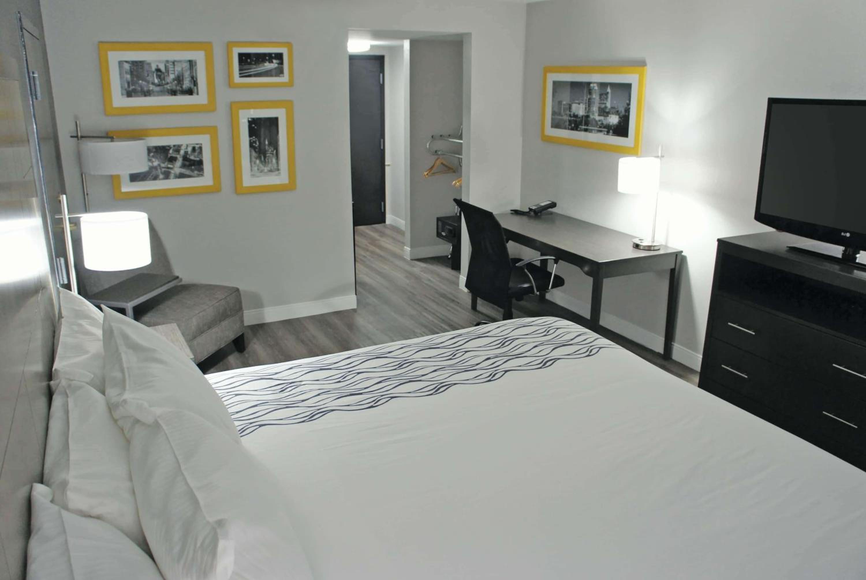 King Room - Disability Access - Photo 14