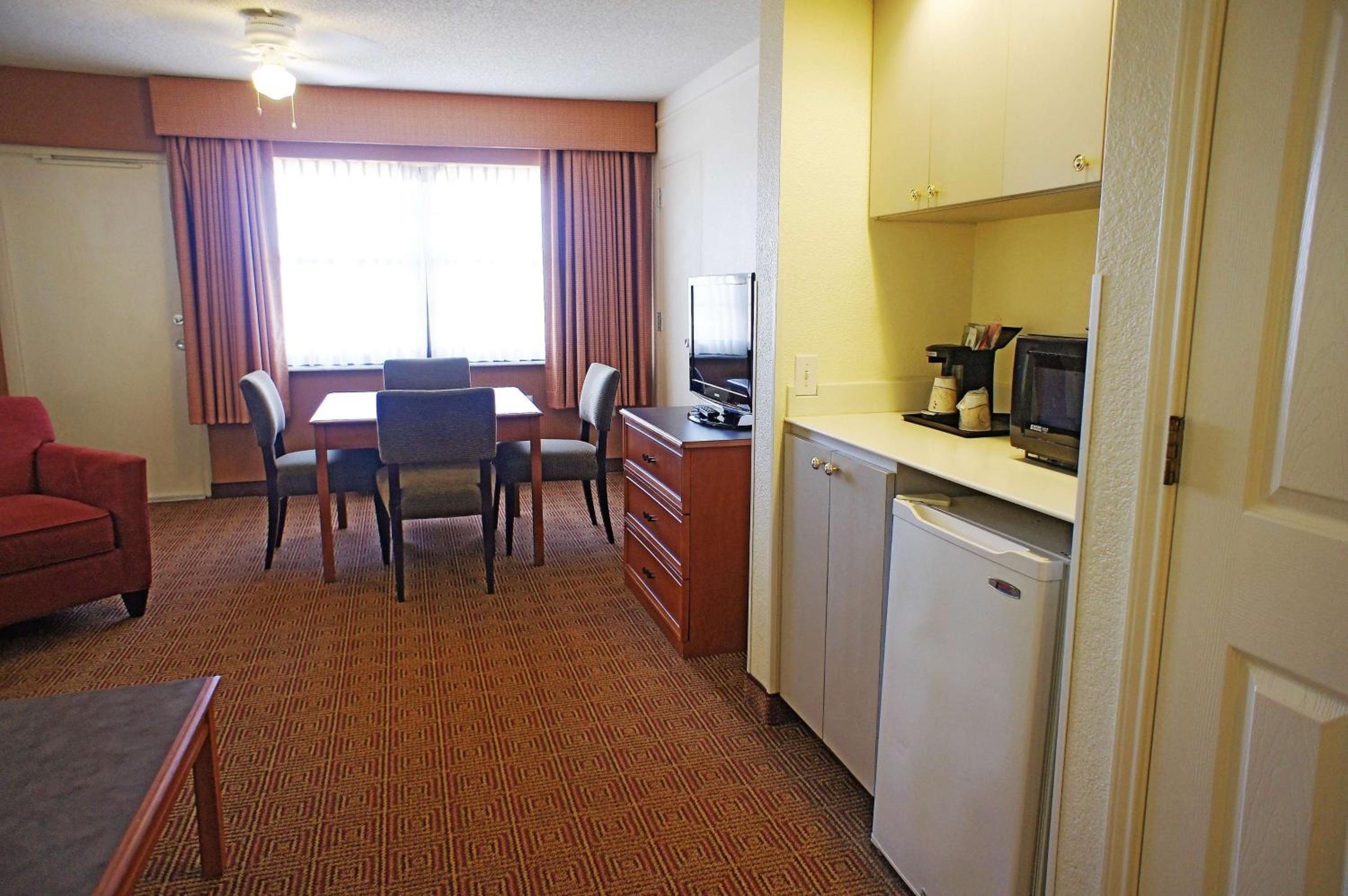 One-Bedroom King Apartment - Non-Smoking photo 3