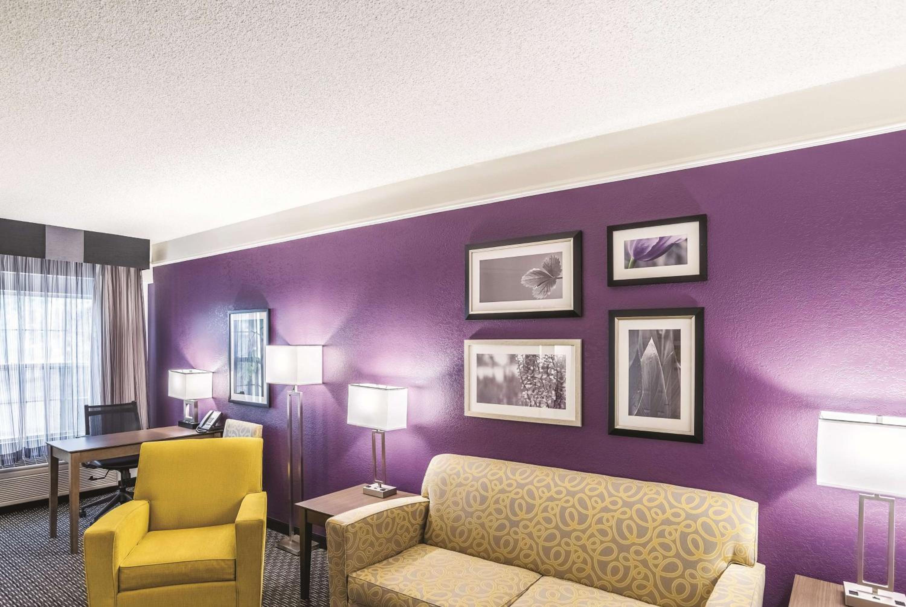 One-Bedroom King Suite - Non-Smoking - Photo 5