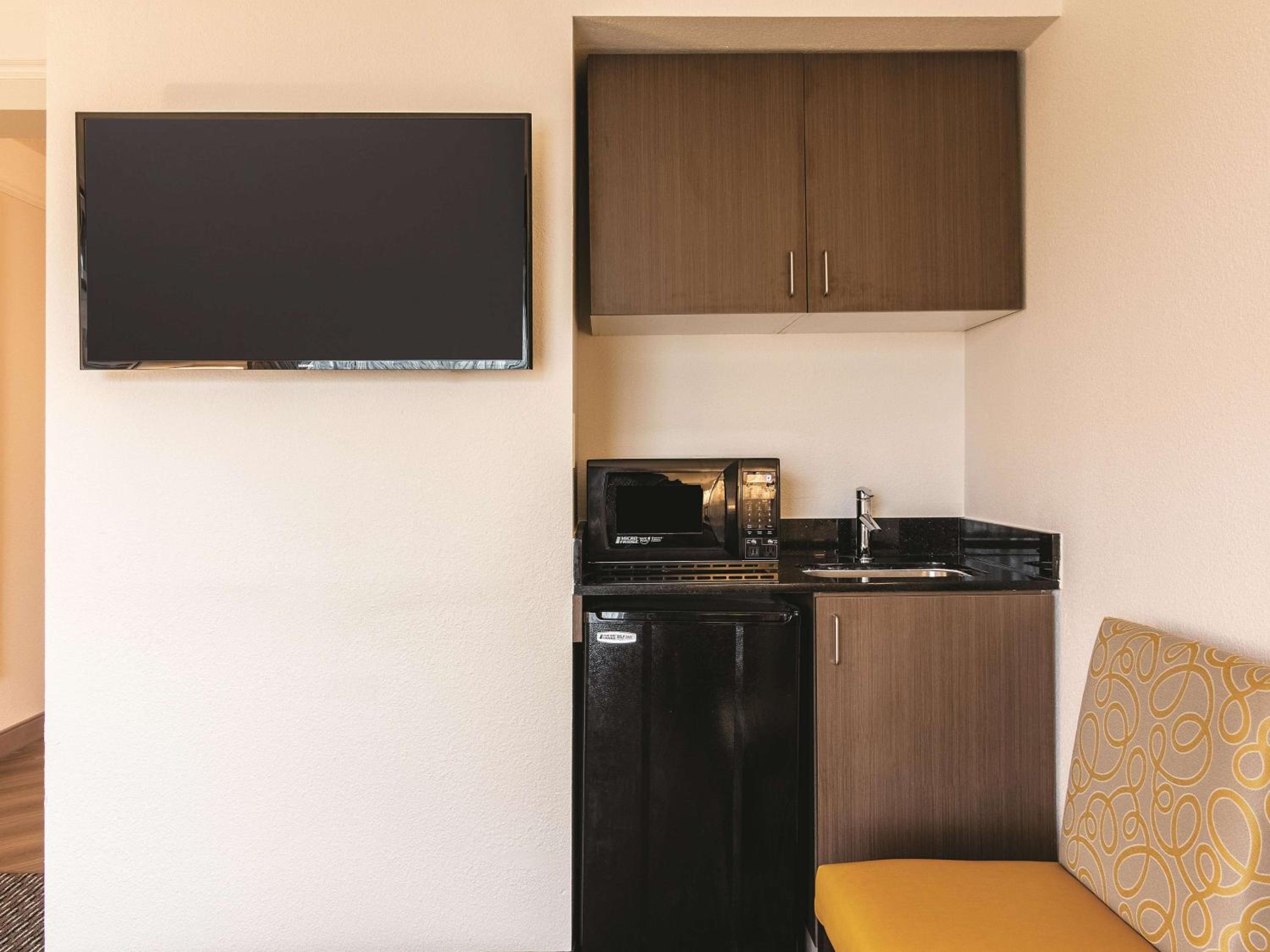 Deluxe King Suite photo 2