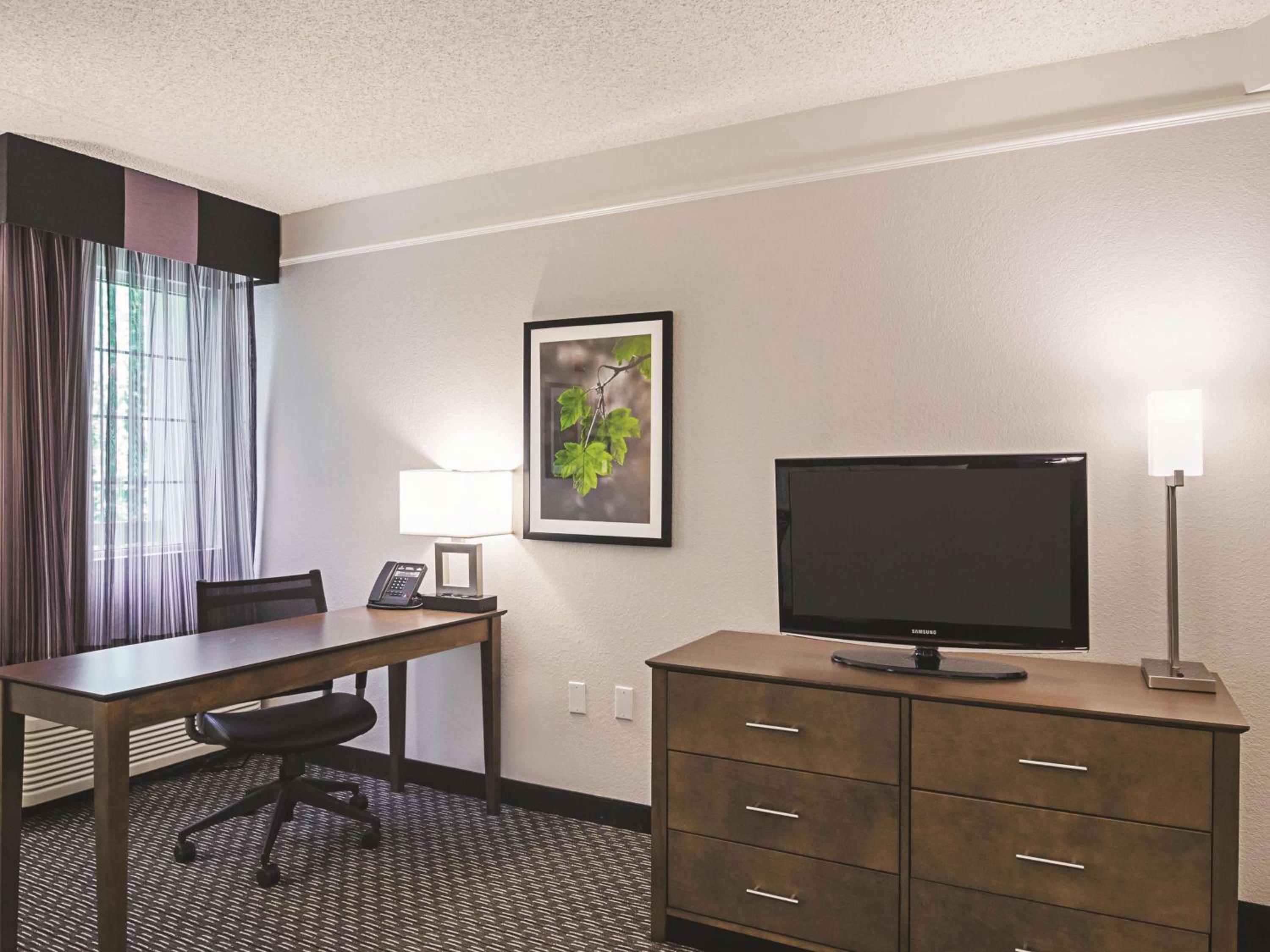 Deluxe King Room - Photo 2
