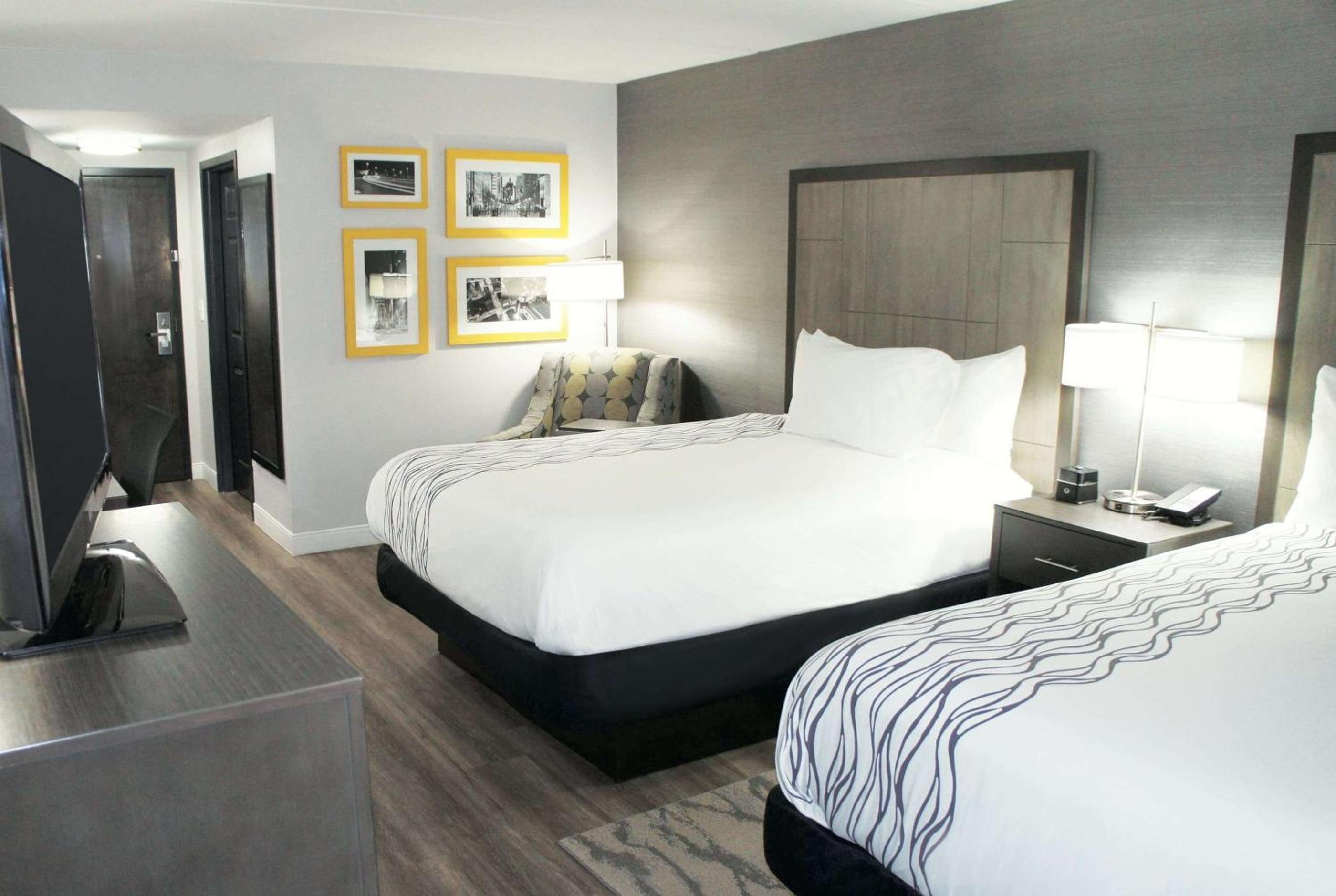 Queen Room with Two Queen Beds - Photo 8