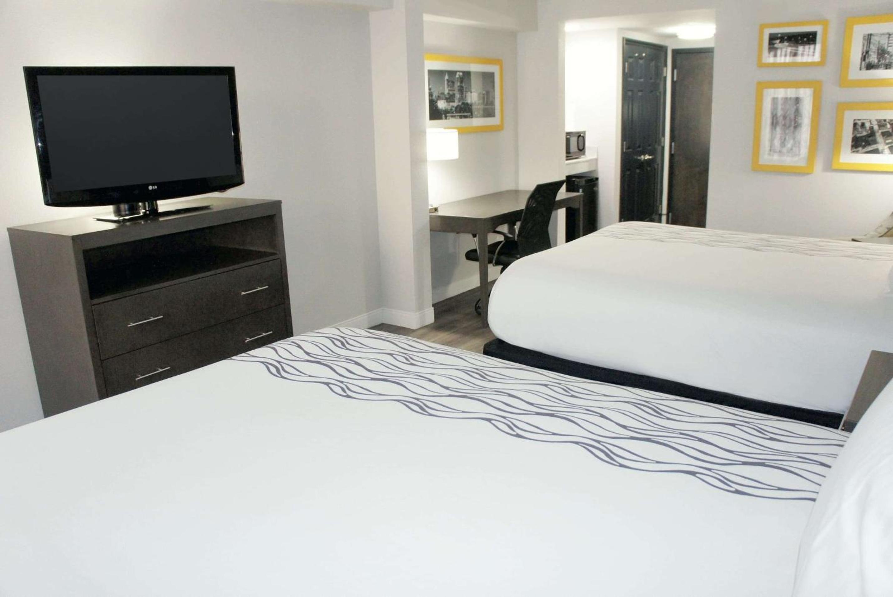 Queen Room with Two Queen Beds - Photo 7