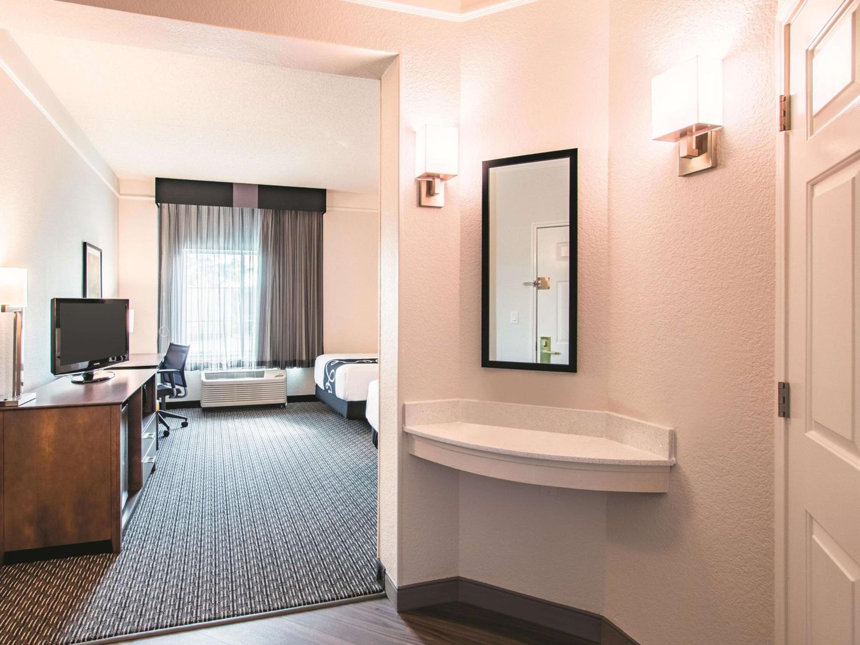 Double Room with Two Double Beds and Bath Tub - Mobility/Hearing Accessible - Non-Smoking - Photo 1