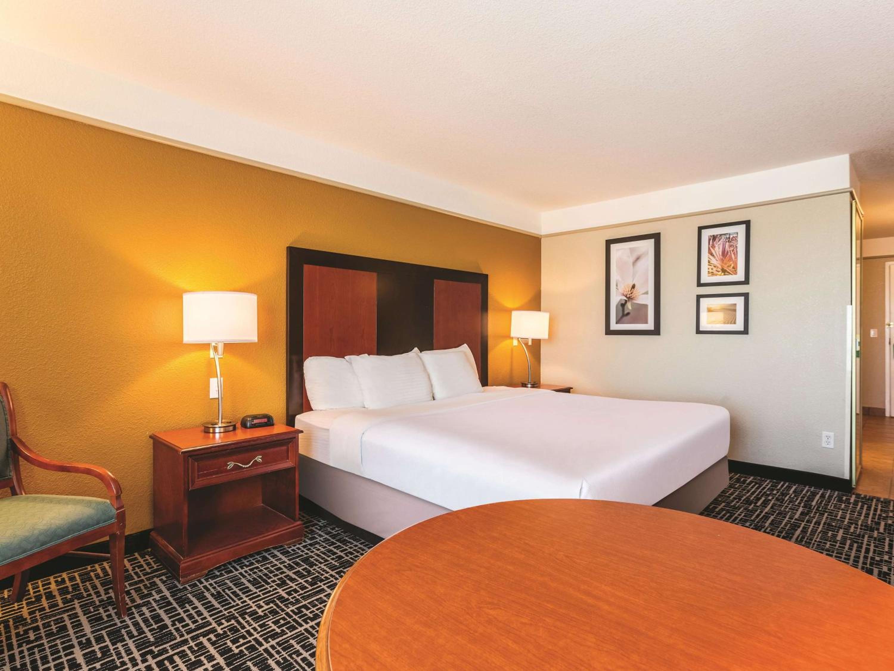 Deluxe King Room - Photo 1