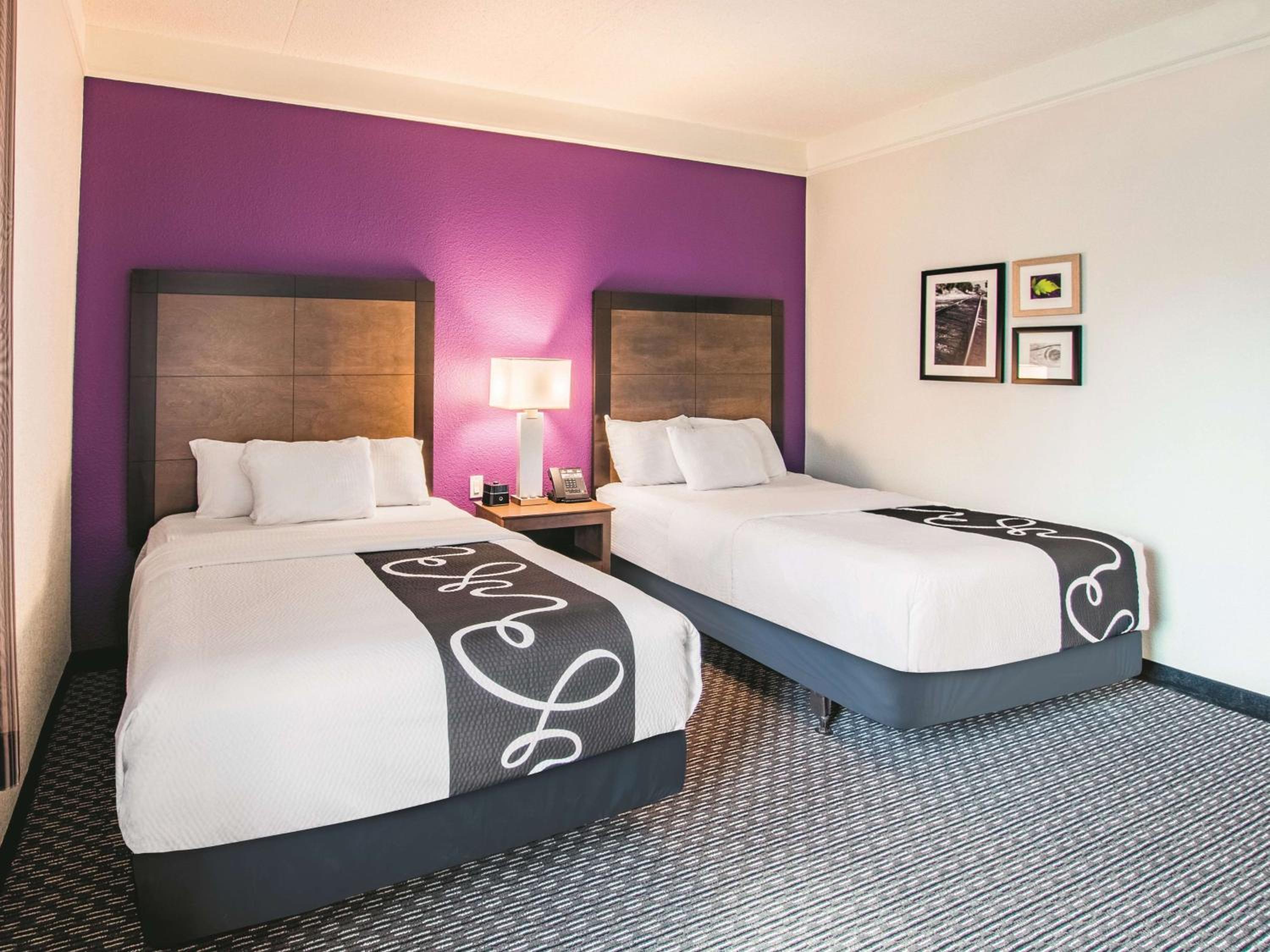 Double Room with Two Double Beds and Bath Tub - Mobility/Hearing Accessible - Non-Smoking - Photo 3