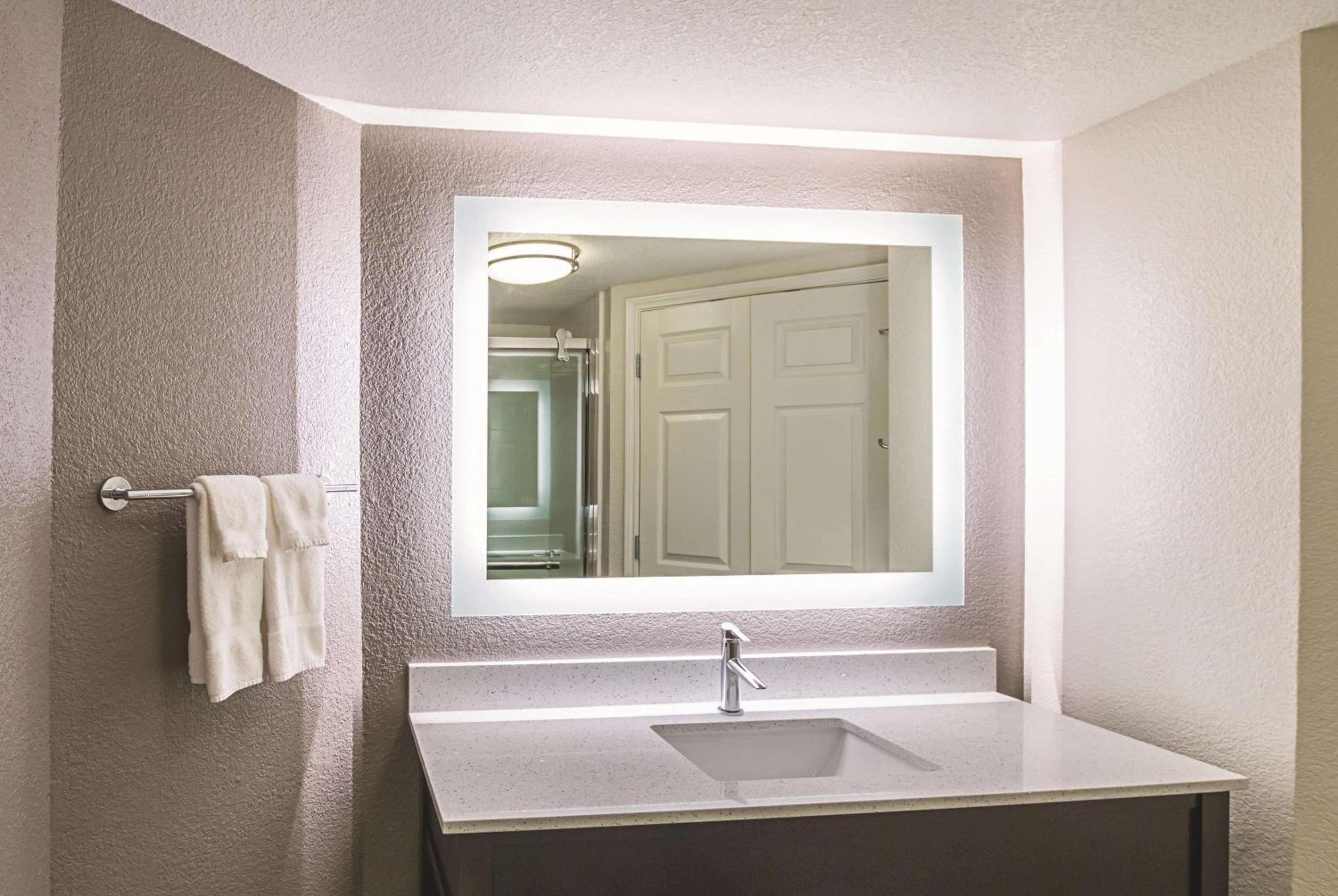 Deluxe King Room - Photo 2