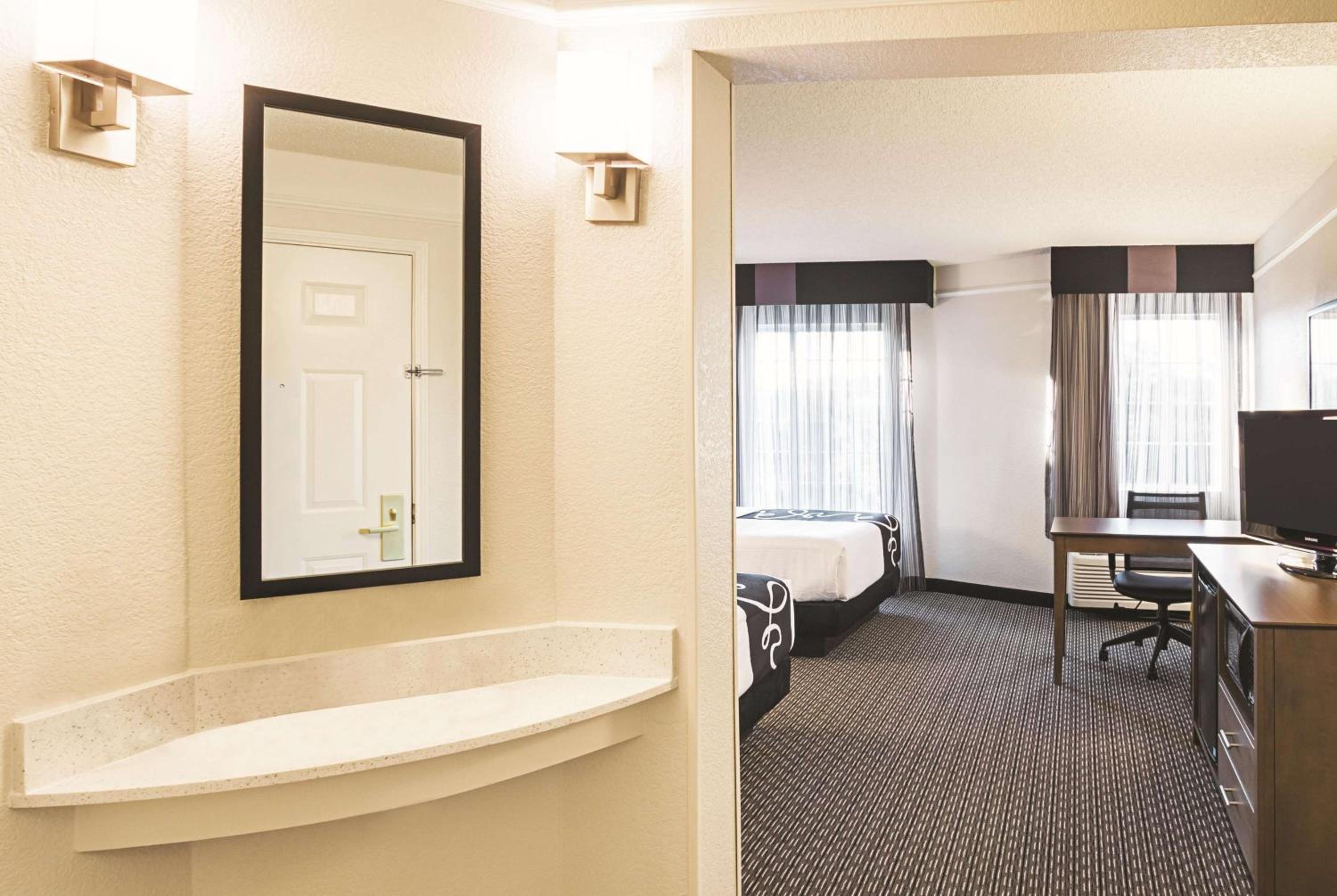 Deluxe Double Room with Two Double Beds - Photo 4
