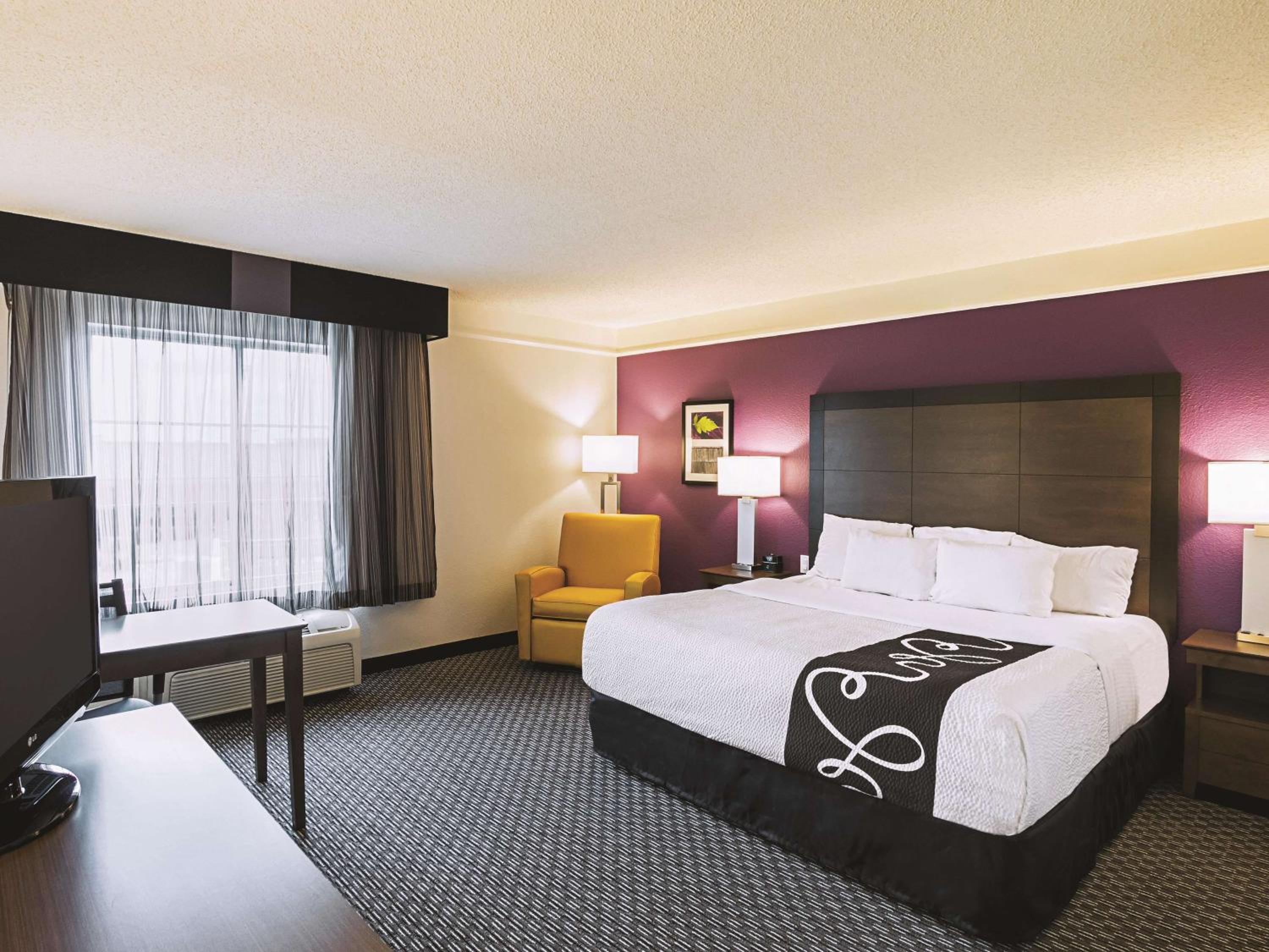 King Room with Bath Tub - Mobility/Hearing Accessible - Non-Smoking - Photo 3