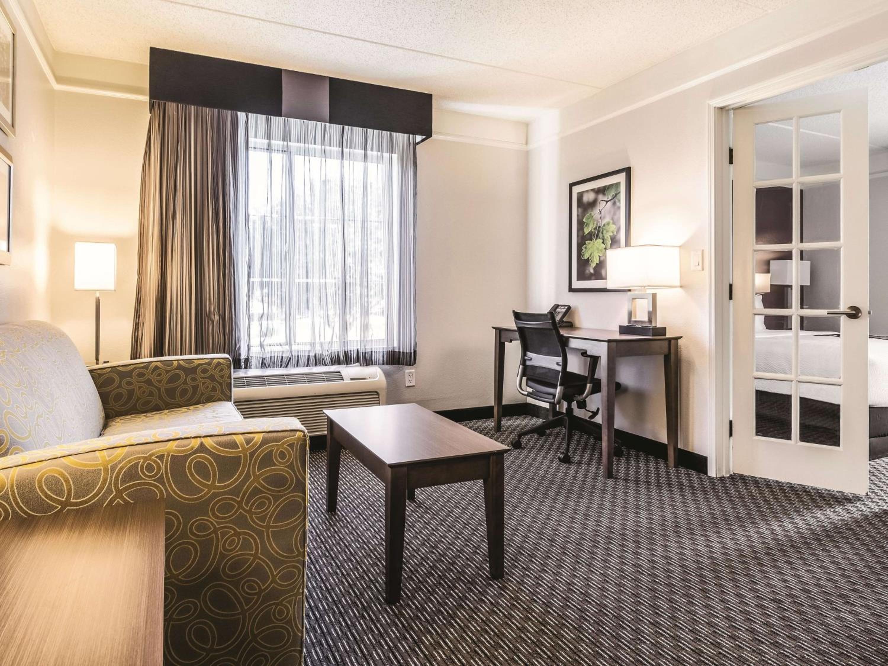 Suite - Photo 3