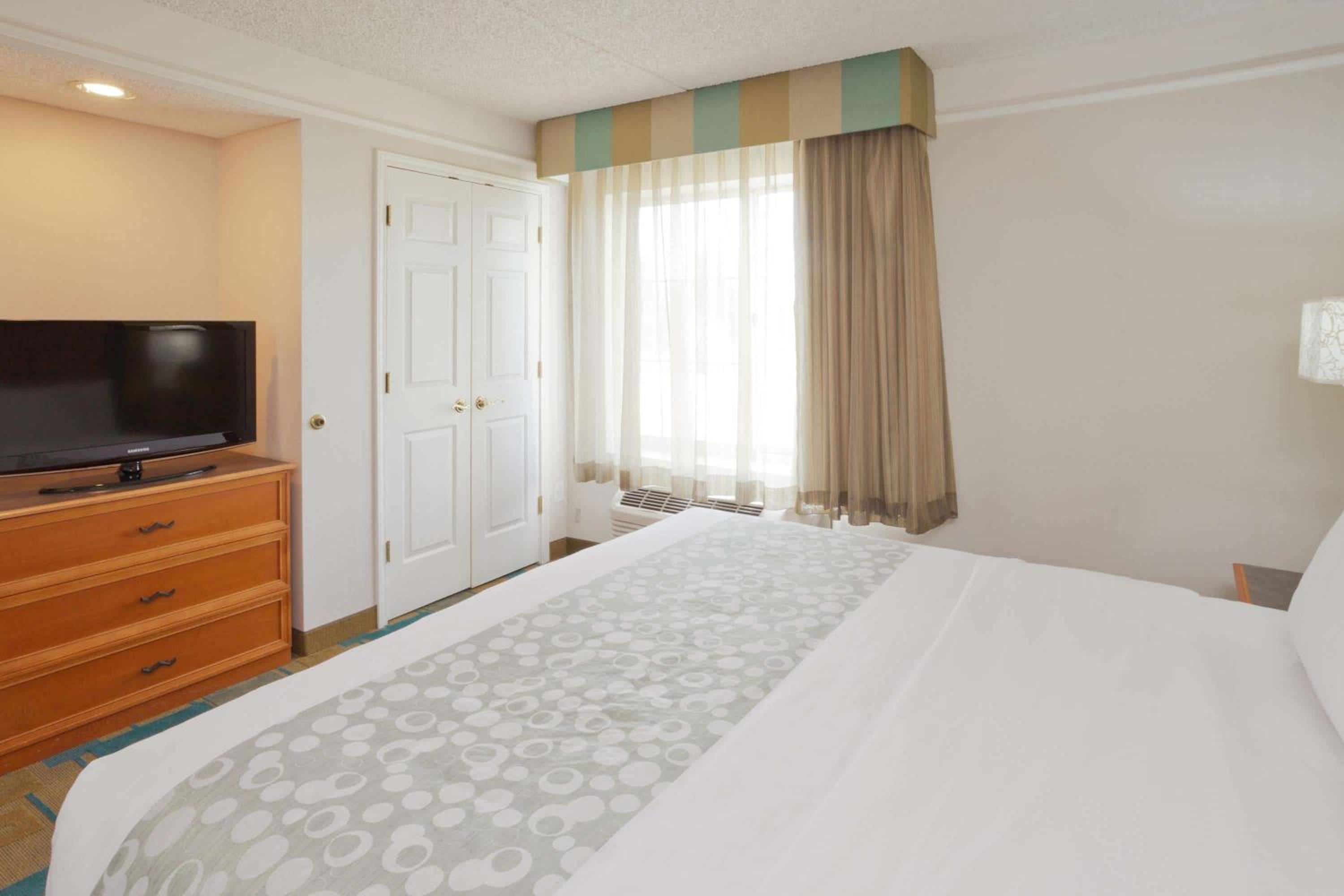 One-Bedroom King Suite - Non-Smoking