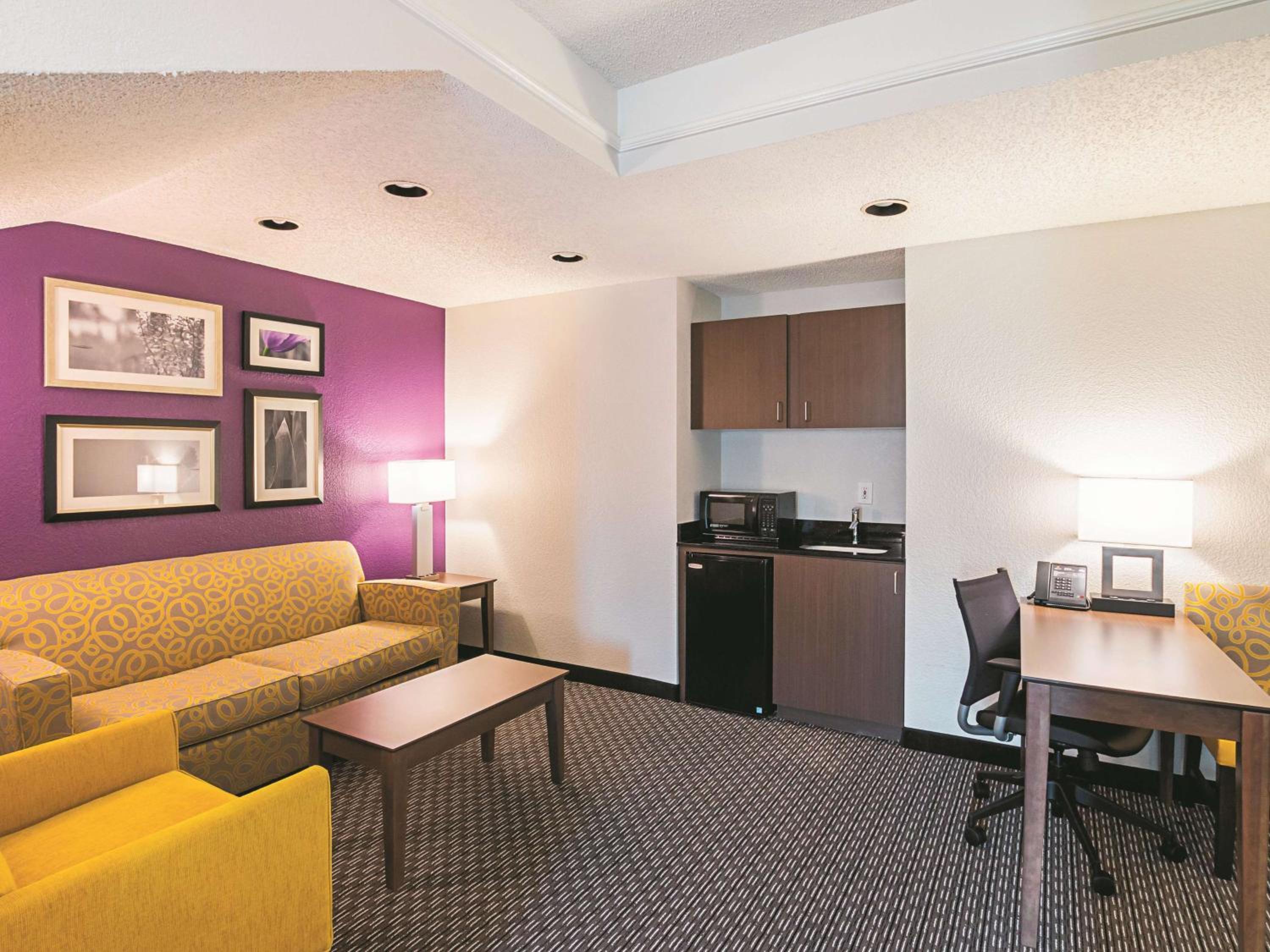 Junior King Suite - Non-Smoking - Photo 1