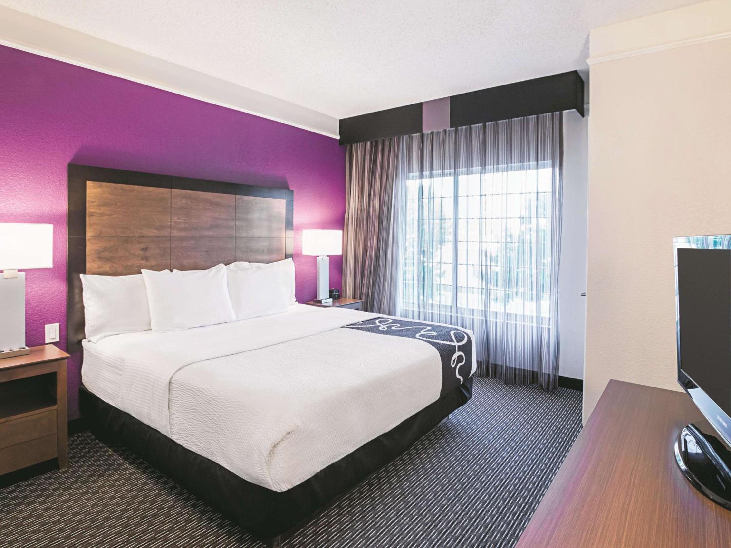 Junior King Suite - Non-Smoking - Photo 2