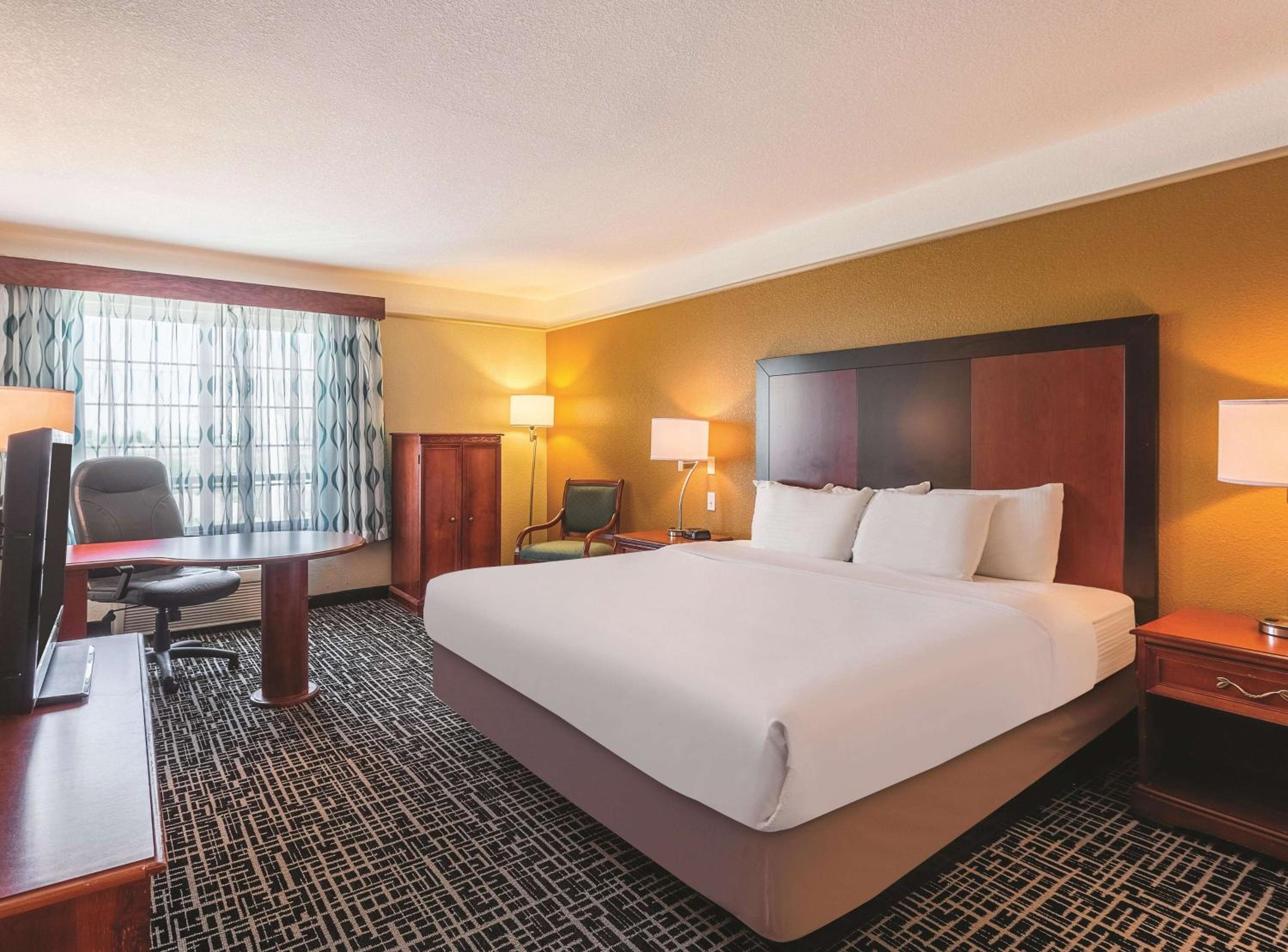 Deluxe King Room - Photo 2