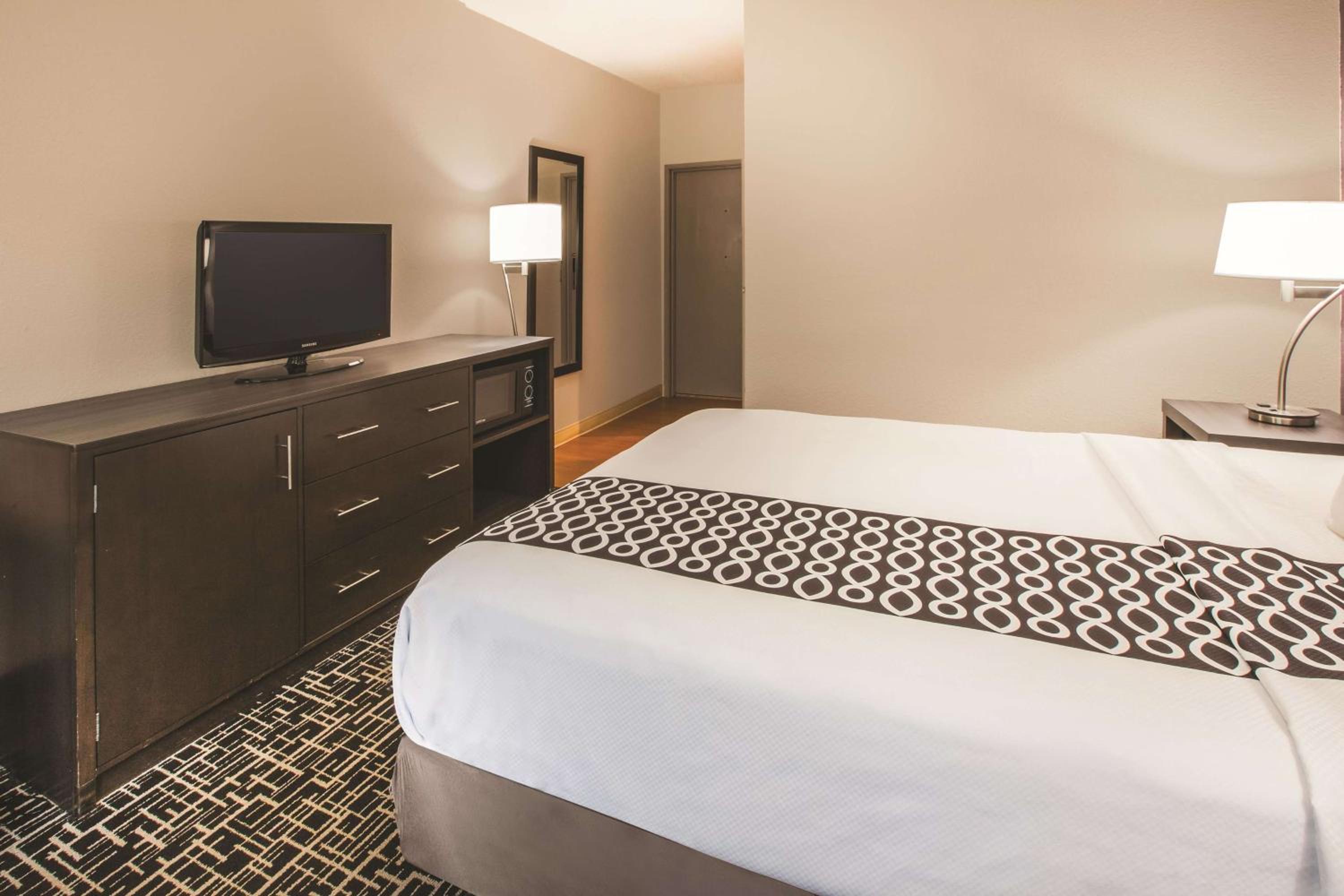 Queen Room with Mobility/Hearing Access - Non-Smoking - Photo 2