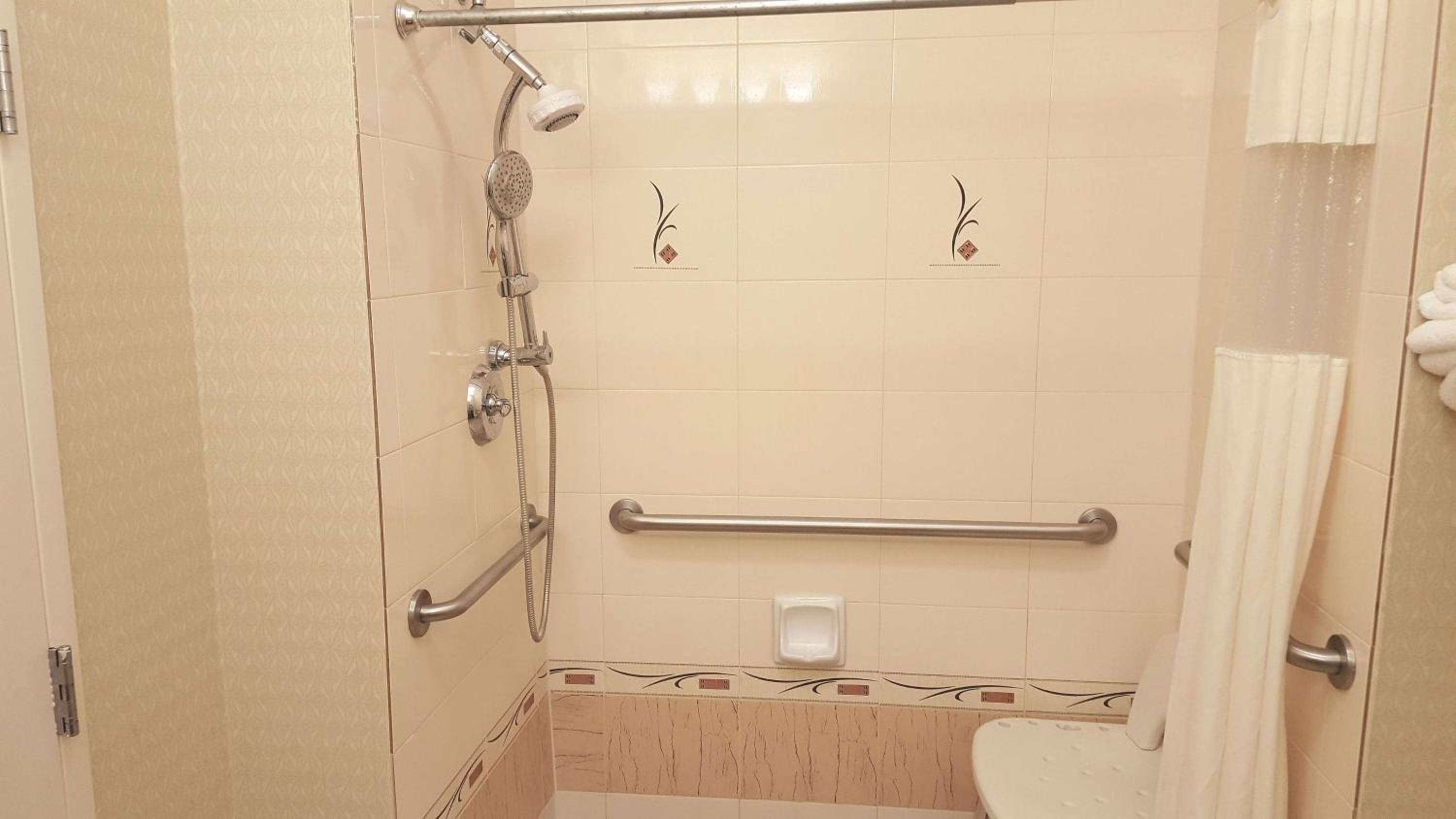 Deluxe King Room with Mobility/Hearing Impaired Access - Non-Smoking - Photo 6