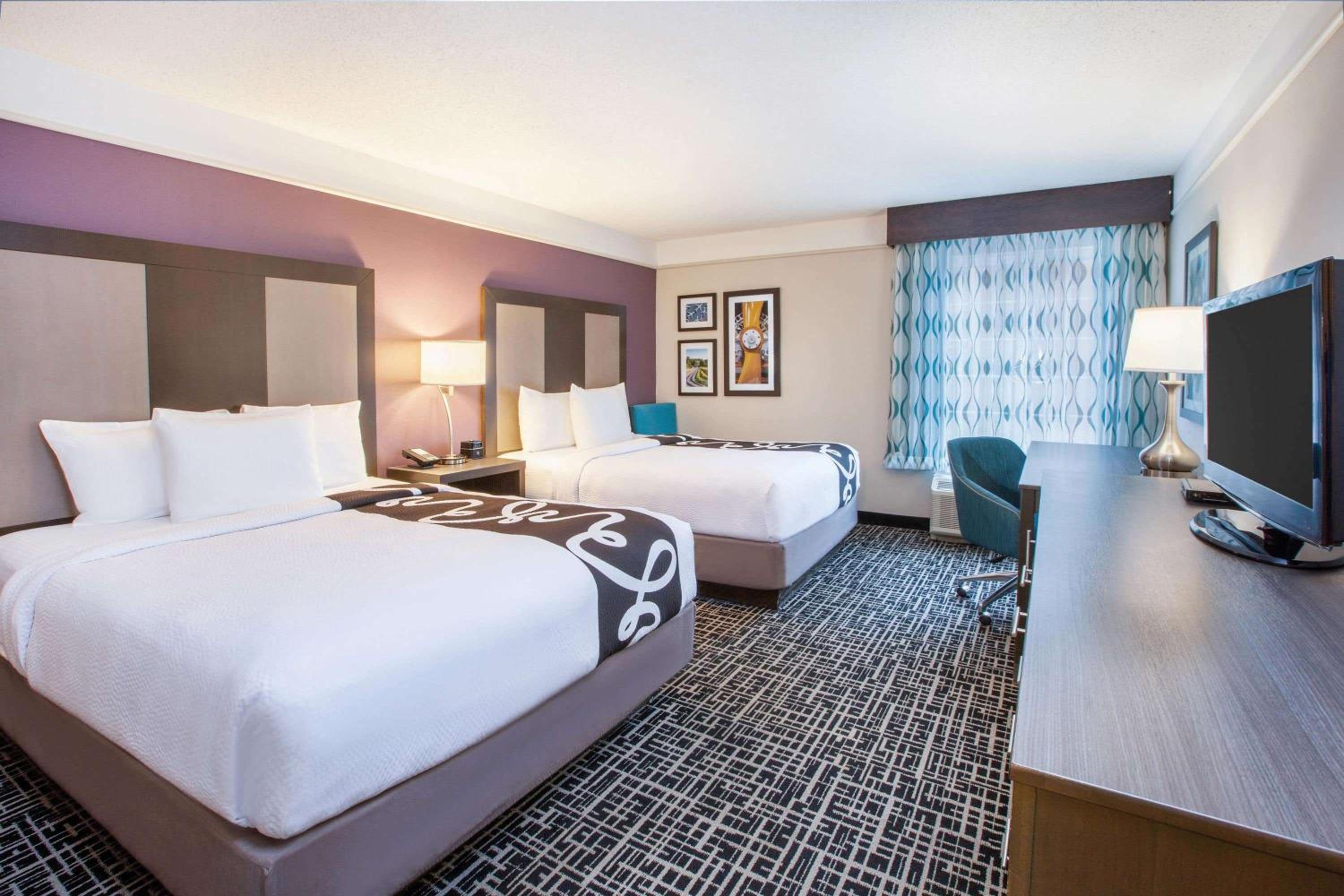 Queen Room with Two Queen Beds and Mobility/Hearing Access - Non-Smoking - Photo 2