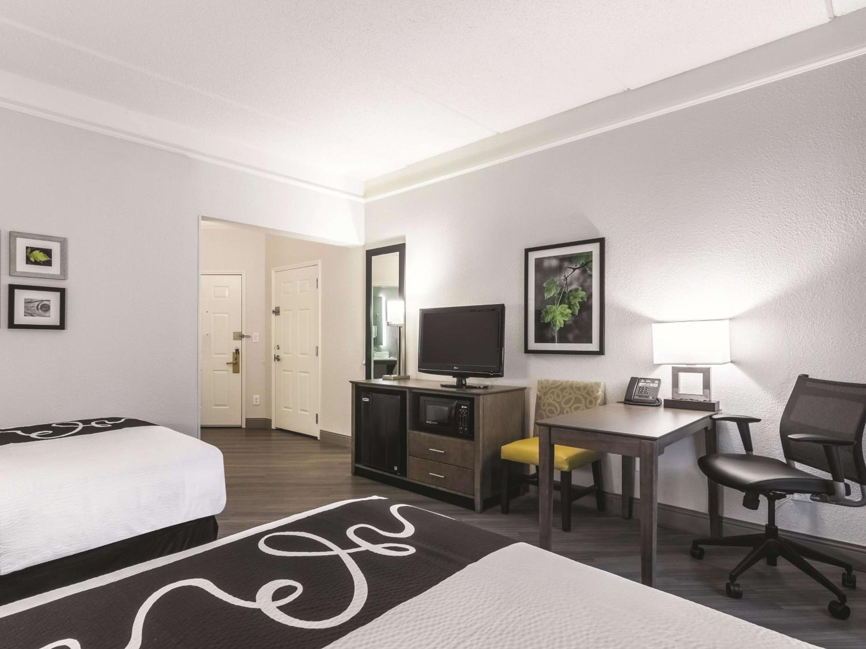 Double Room with Two Double Beds and Bathtub with Grab Bars/Mobility Access - Non-Smoking - Photo 2