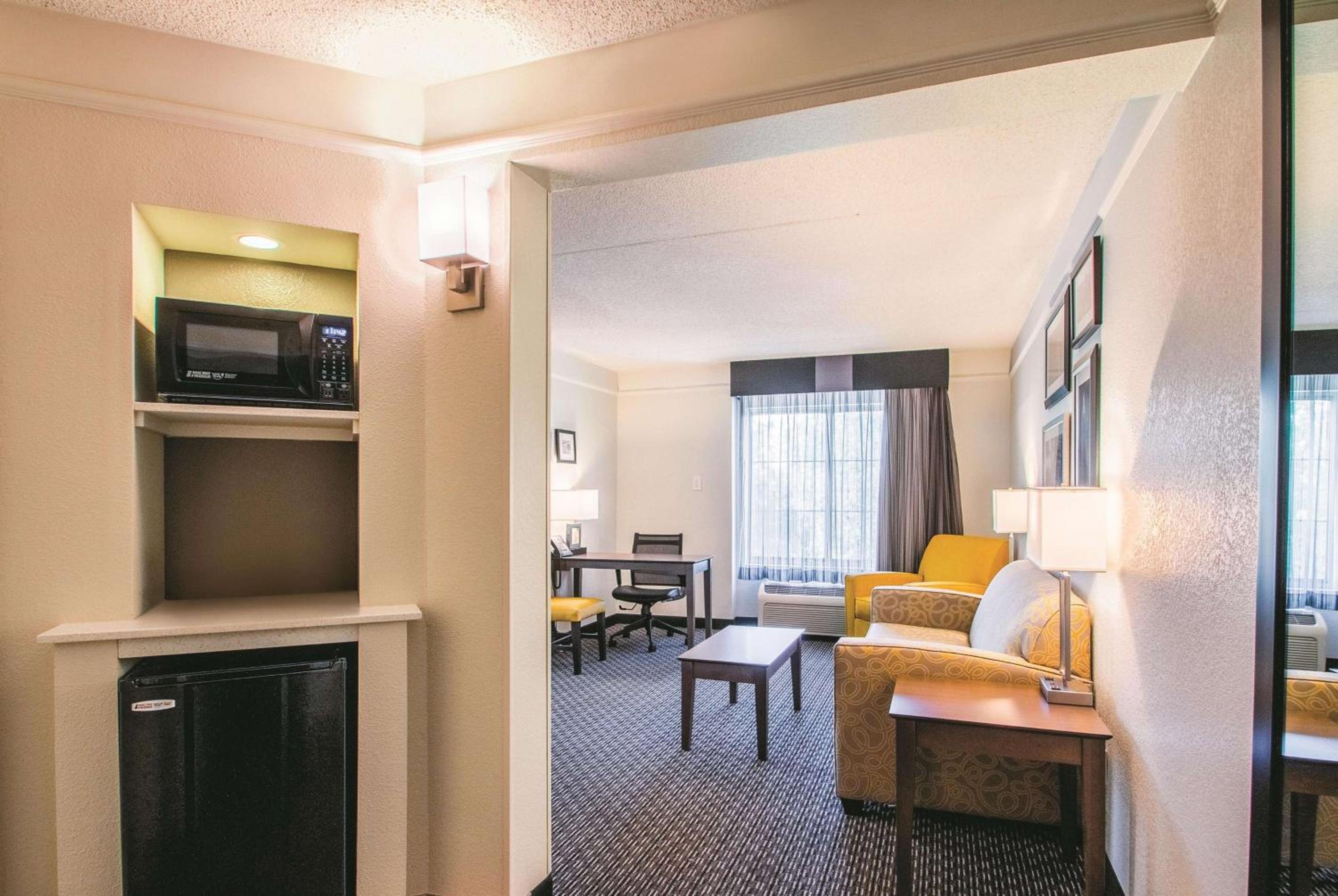 One-Bedroom King Suite - Non-Smoking - Photo 6