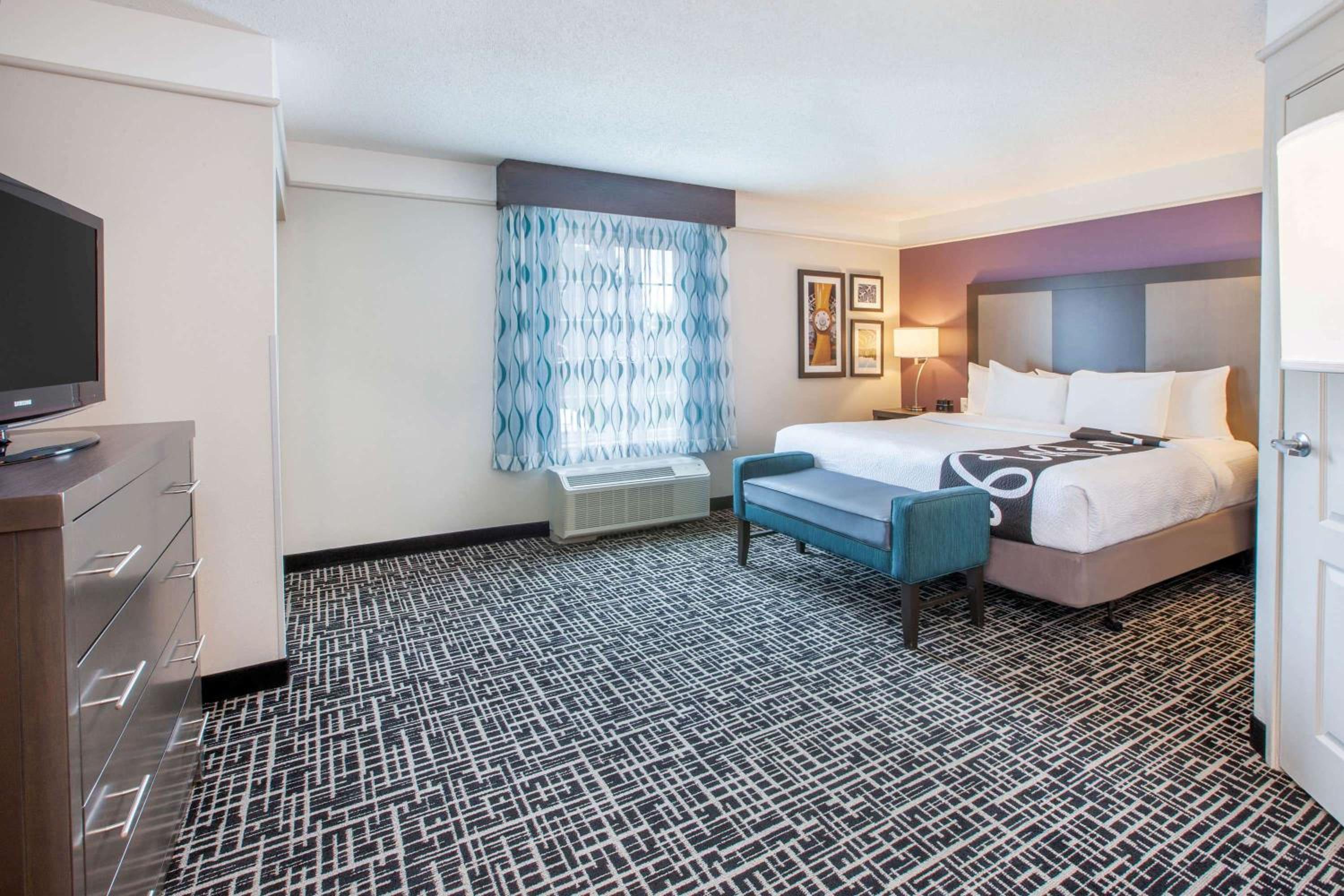 Deluxe King Suite with Mobility/Hearing Impaired Access - Non-Smoking - Photo 1