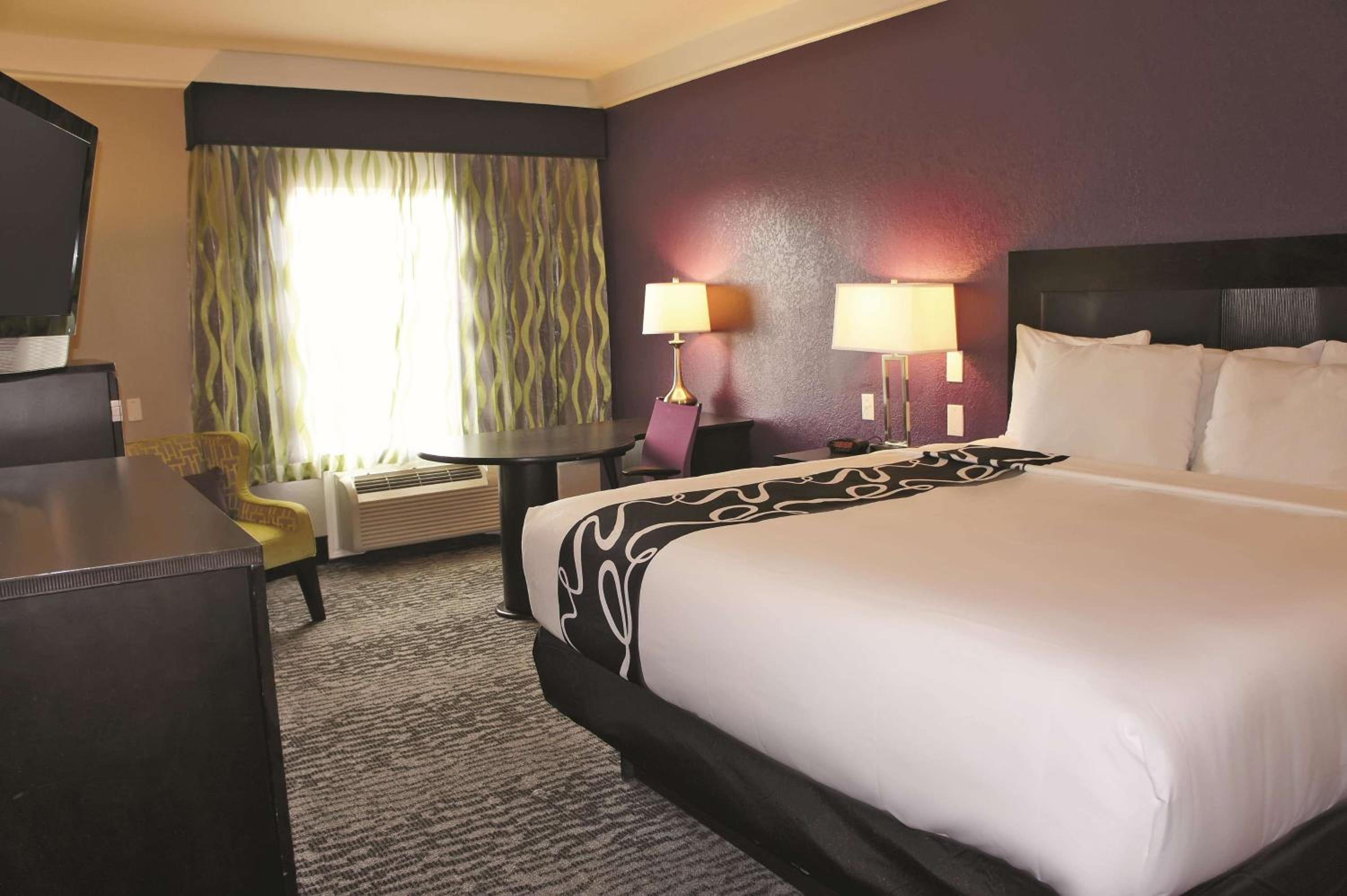 Deluxe King Room - Photo 4