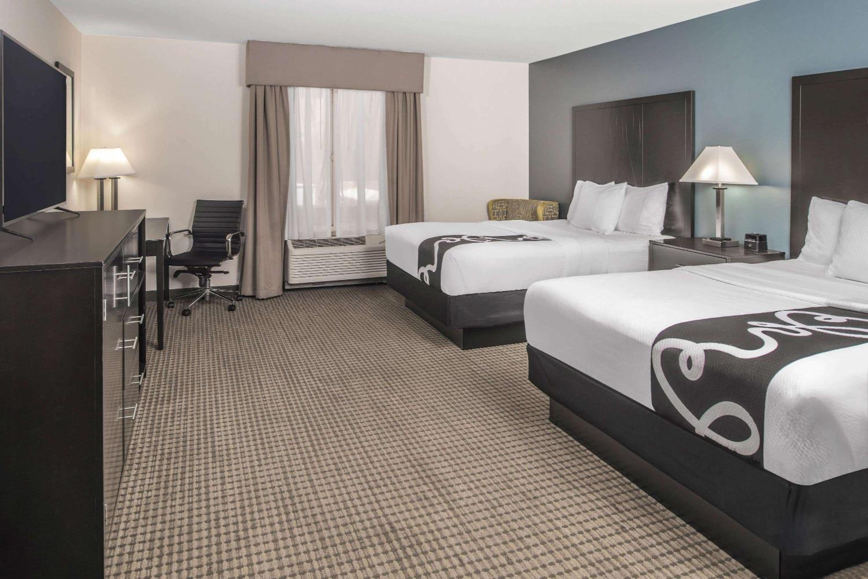 2 Queen Beds, Mobility/Hearing Impaired Accessible Room, Tub w/Grab Bars, Non Smoking - Photo 1