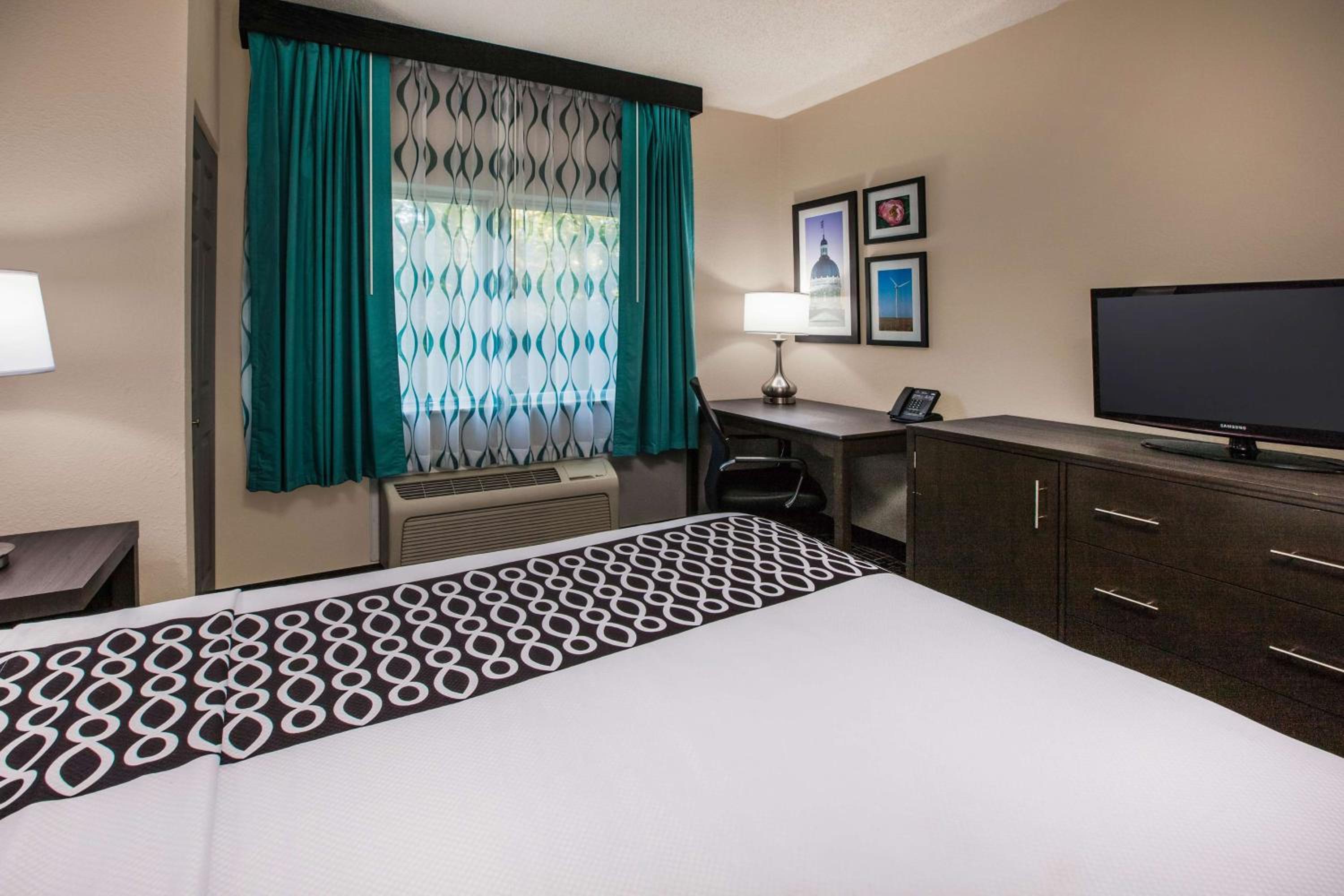 Queen Room with Mobility/Hearing Access - Non-Smoking - Photo 4