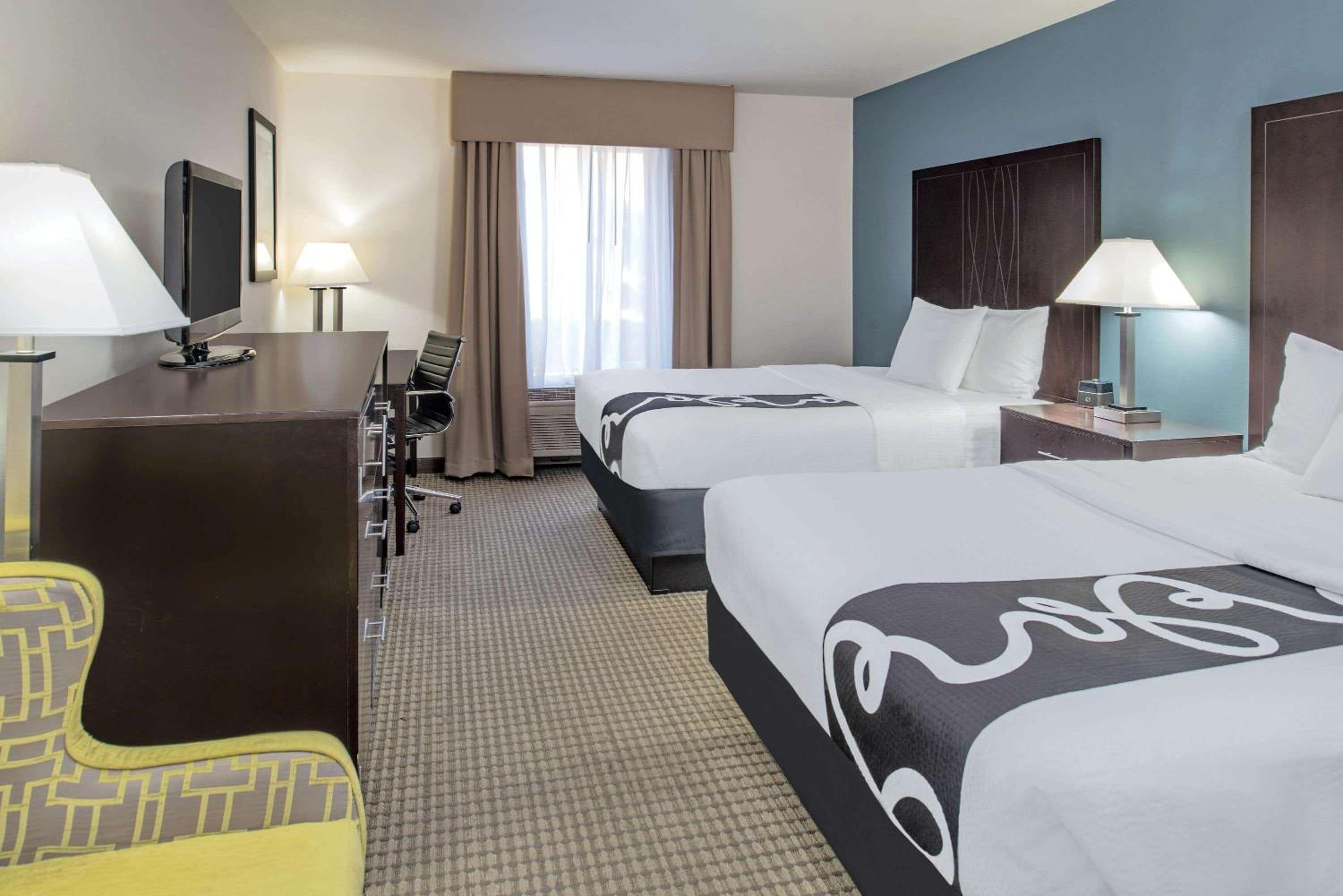 Queen Room with Two Queen Beds - Non-Smoking - Photo 2