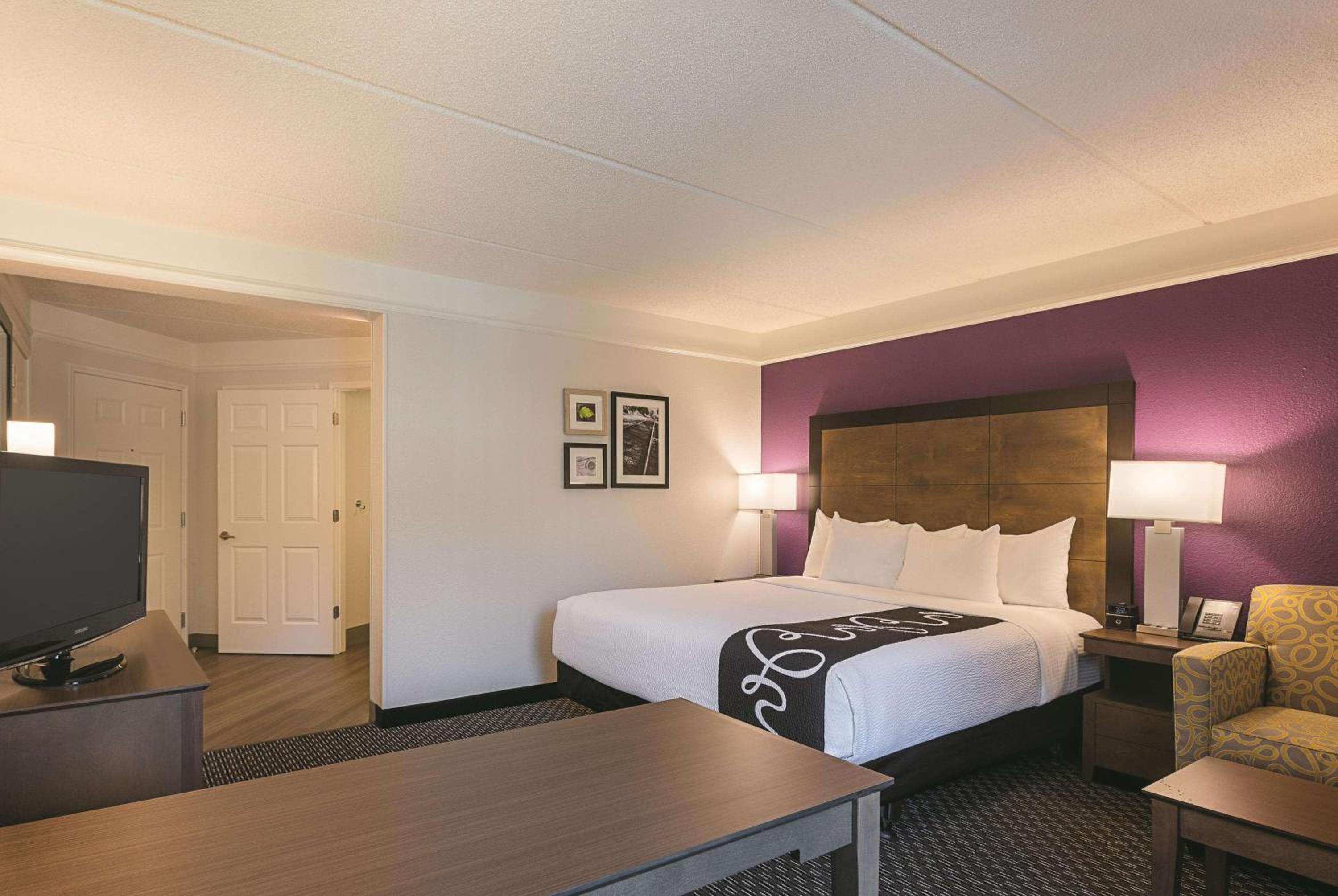 King Room with Bath Tub - Mobility Accessible/Non-Smoking - Photo 1
