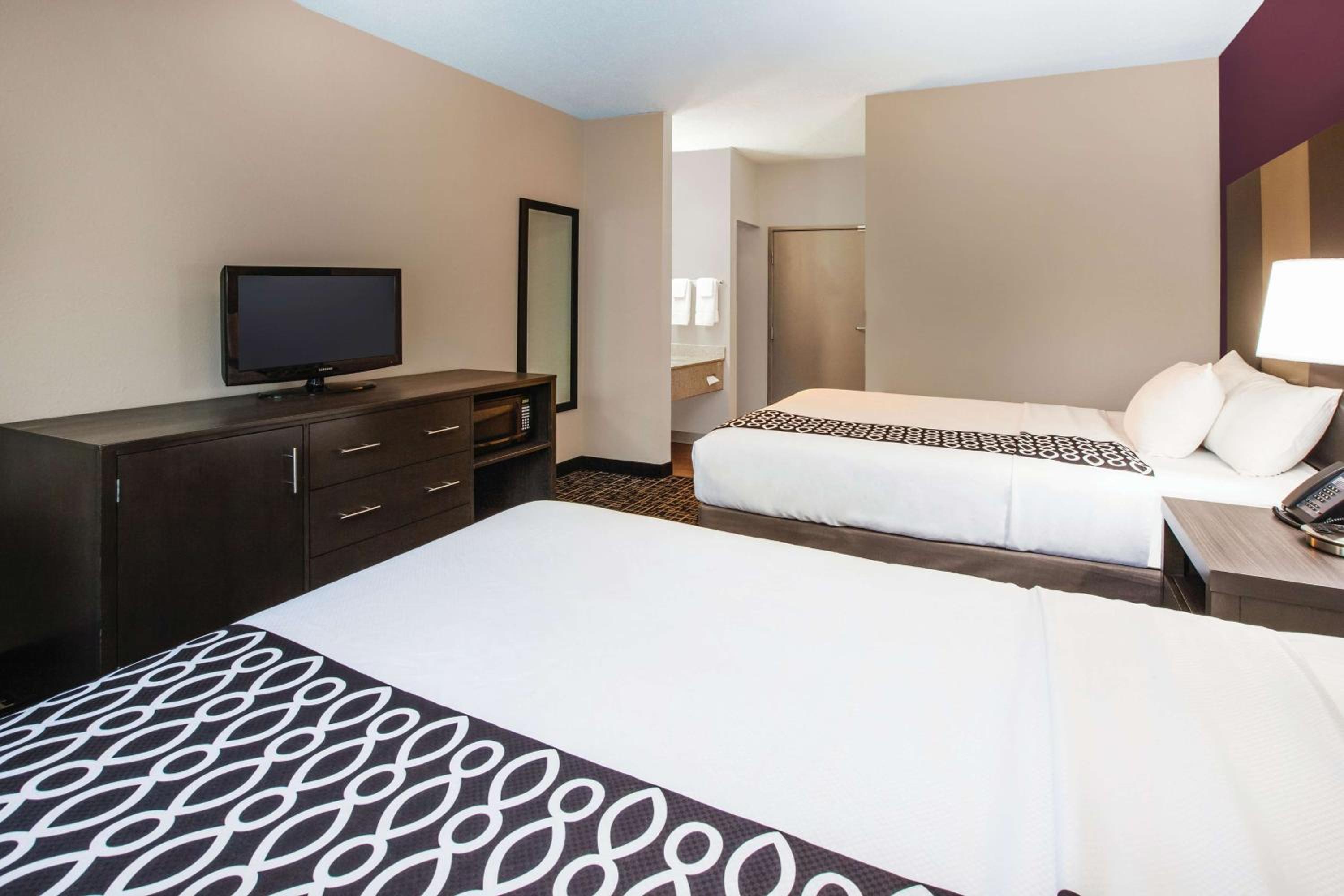 Deluxe Queen Room with Two Queen Beds - Photo 3