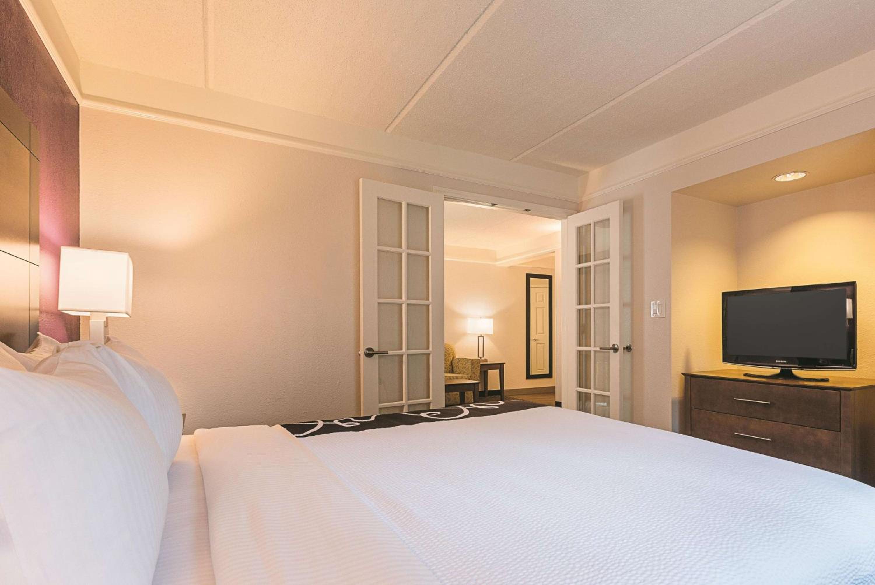 One-Bedroom King Suite - Non-Smoking - Photo 2