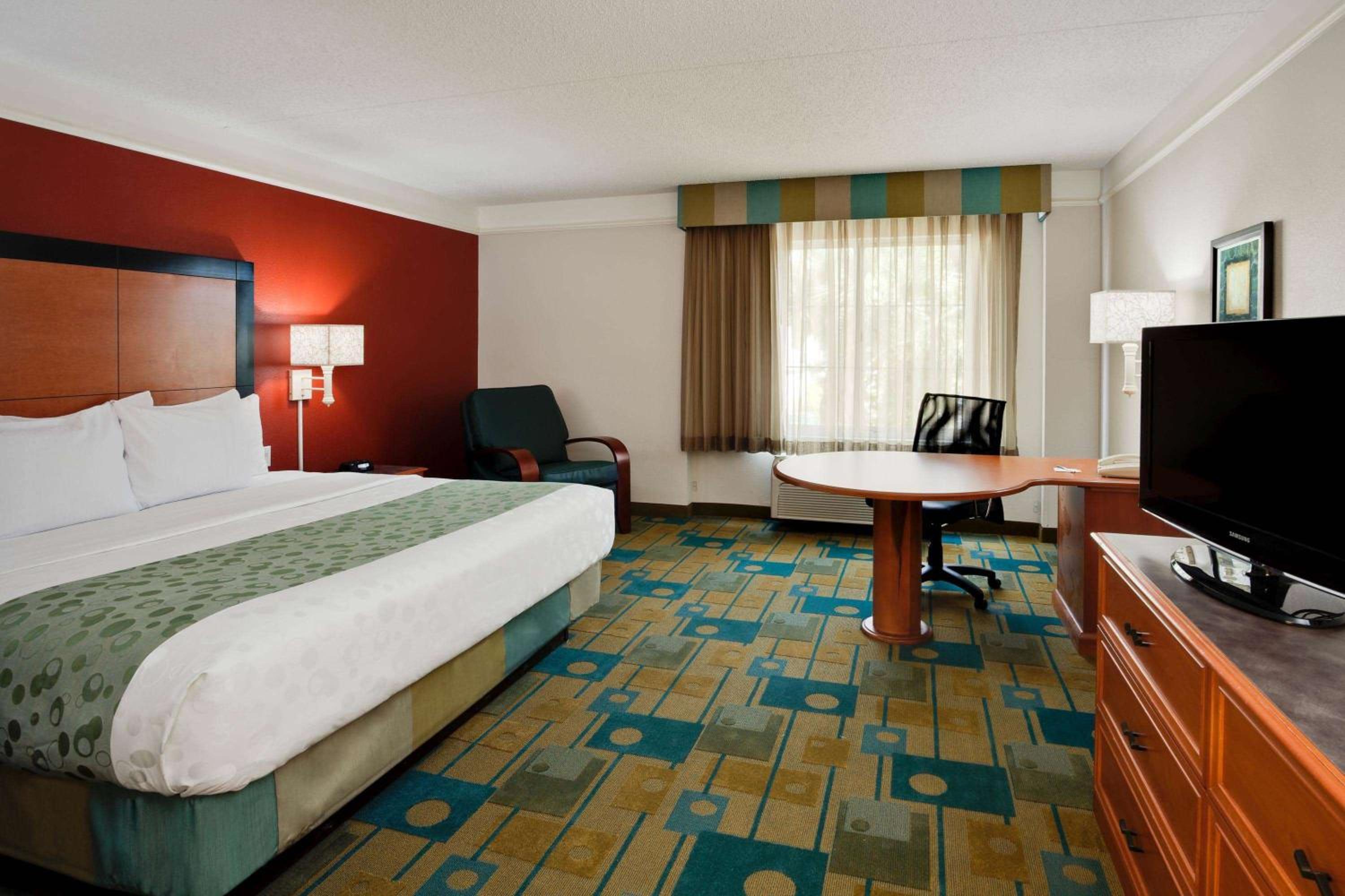 King Room with Bath Tub - Mobility/Hearing Accessible - Non-Smoking