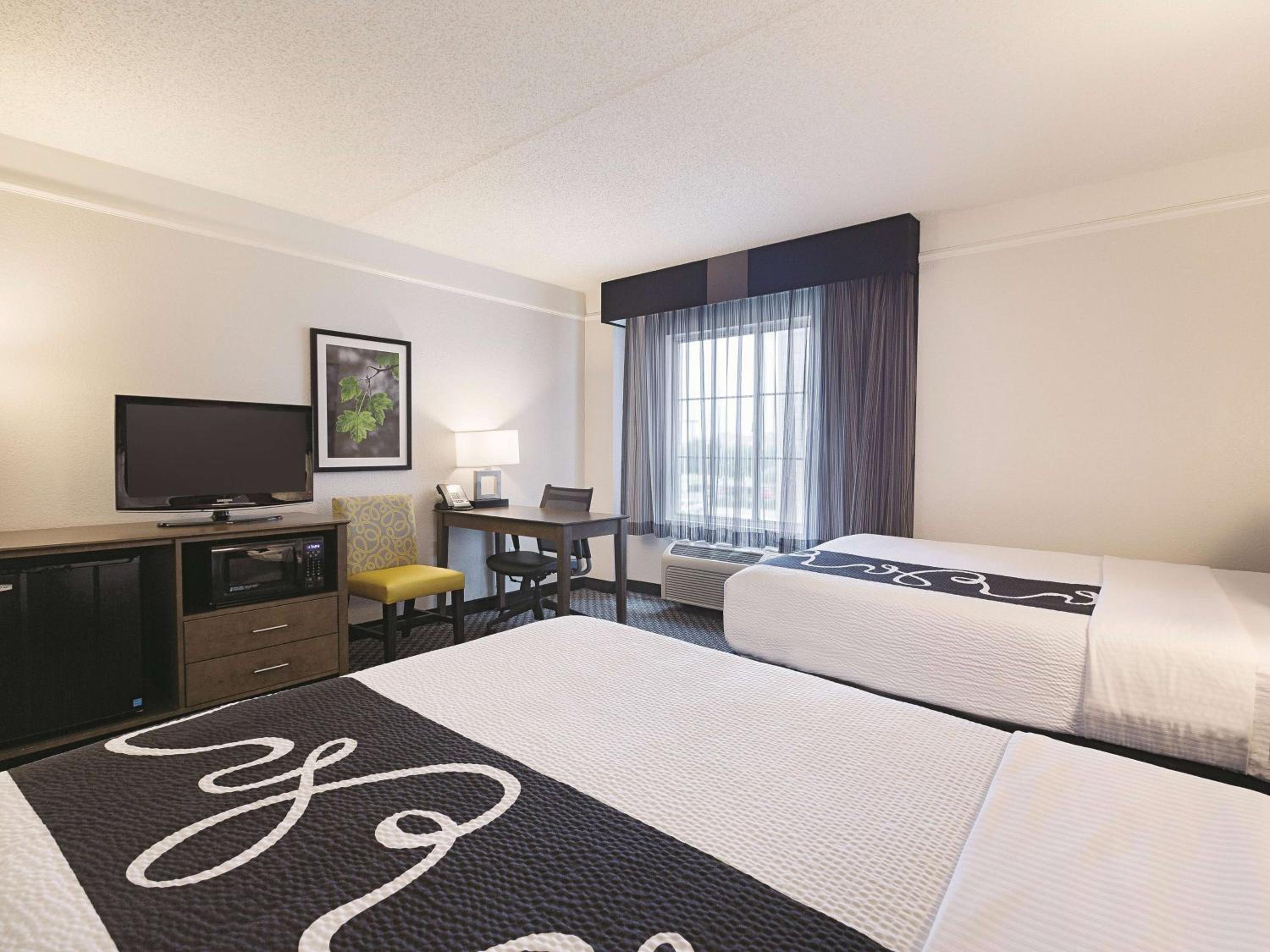 Double Room with Two Double Beds and Bath Tub - Mobility Accessible/Non-Smoking - Photo 3
