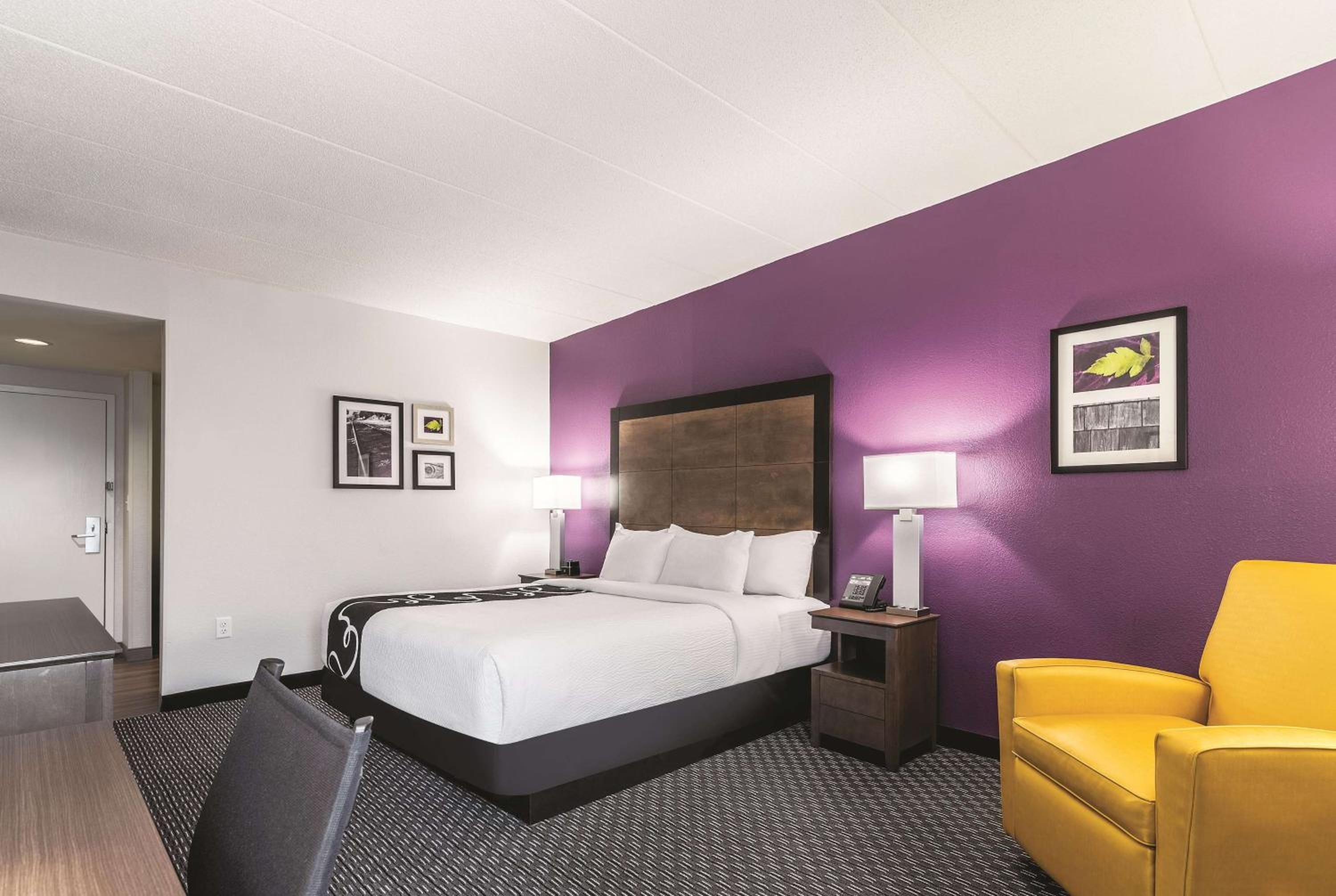 King Room with Bath Tub - Mobility Accessible/Non-Smoking - Photo 4