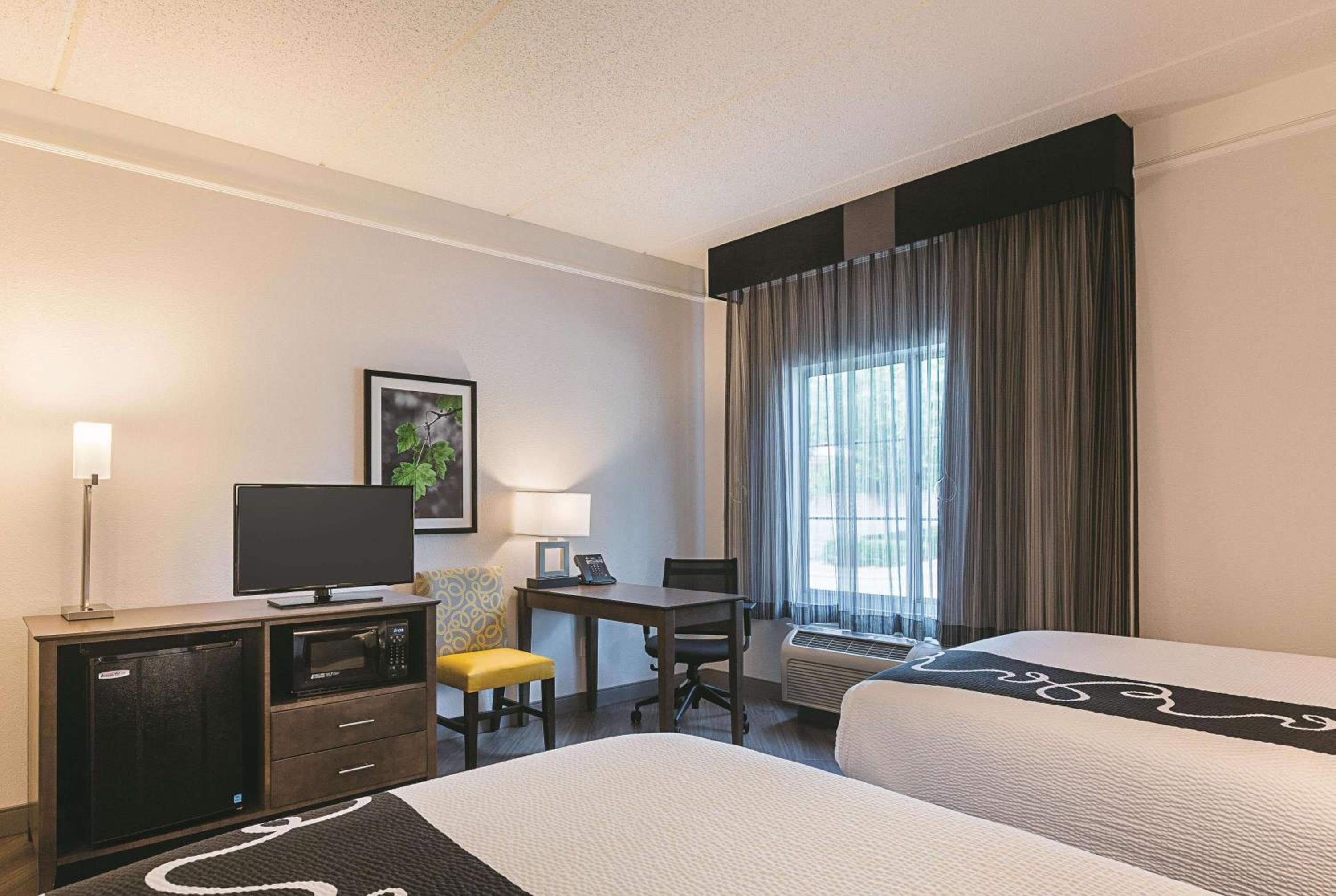 Double Room with Two Double Beds and Bath Tub - Mobility Accessible/Non-Smoking - Photo 1