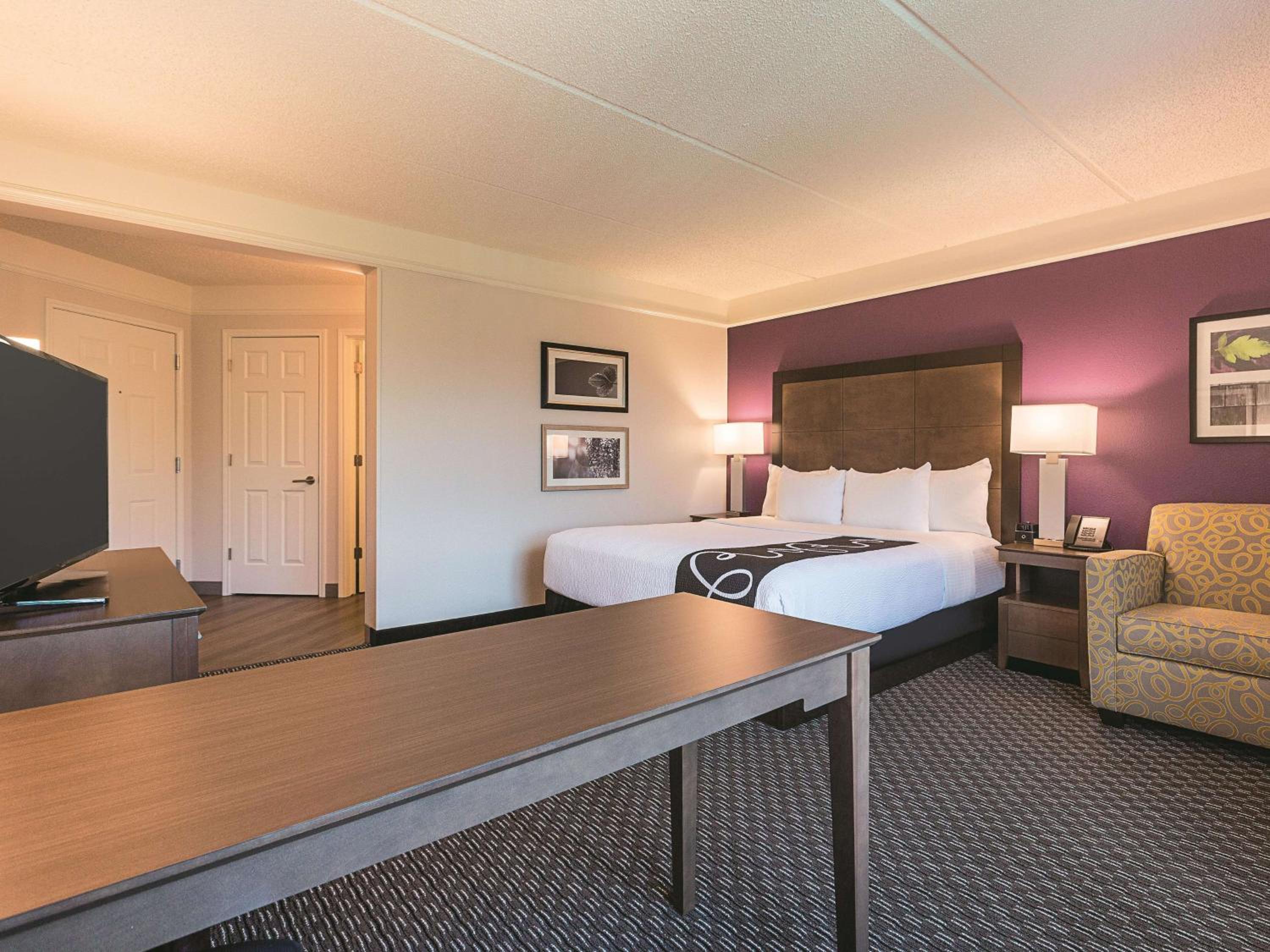 Deluxe King Room with Sofa Bed - Photo 3