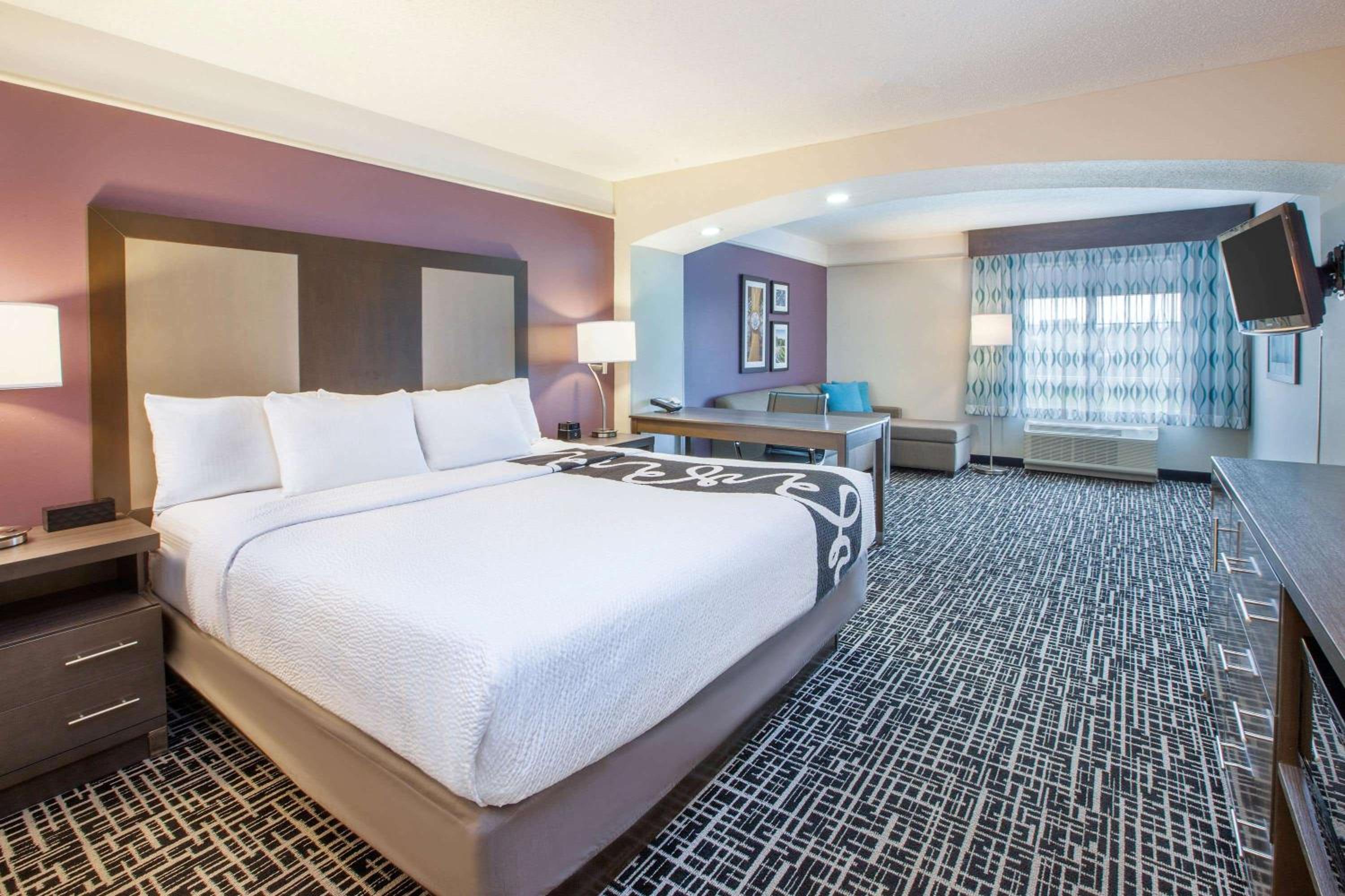 Deluxe King Room - Photo 2