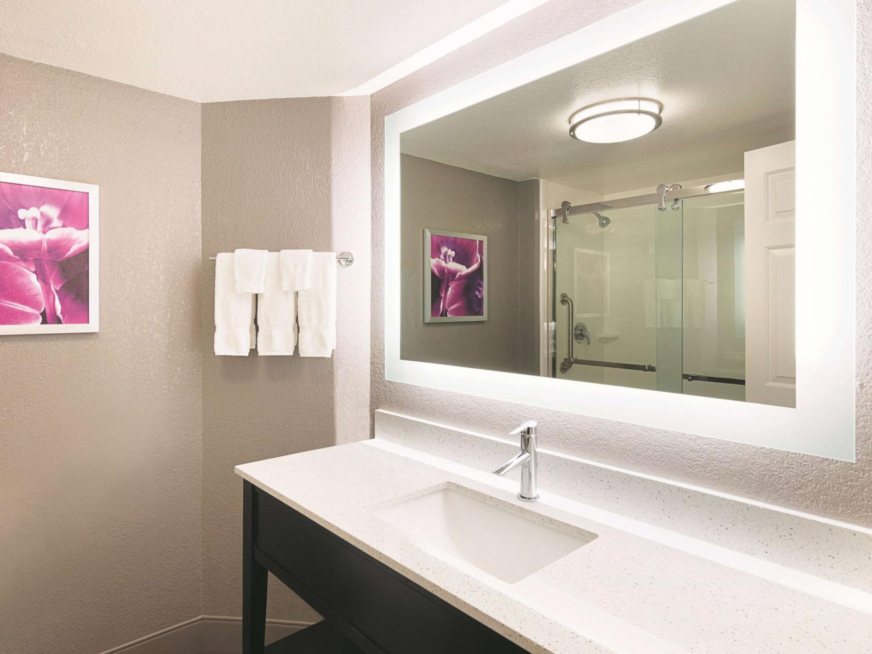 Deluxe King Room - Photo 4